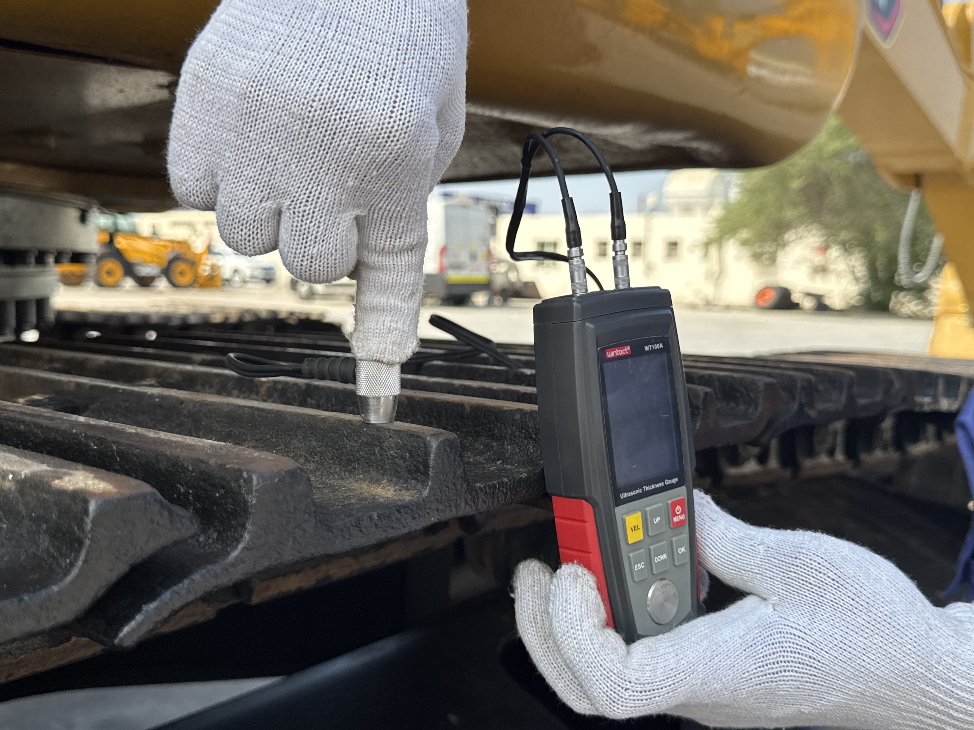 MDX-010-Cat-323D3-Medium-excavators-inspection-Undercarriage-Right-grouser-height-2