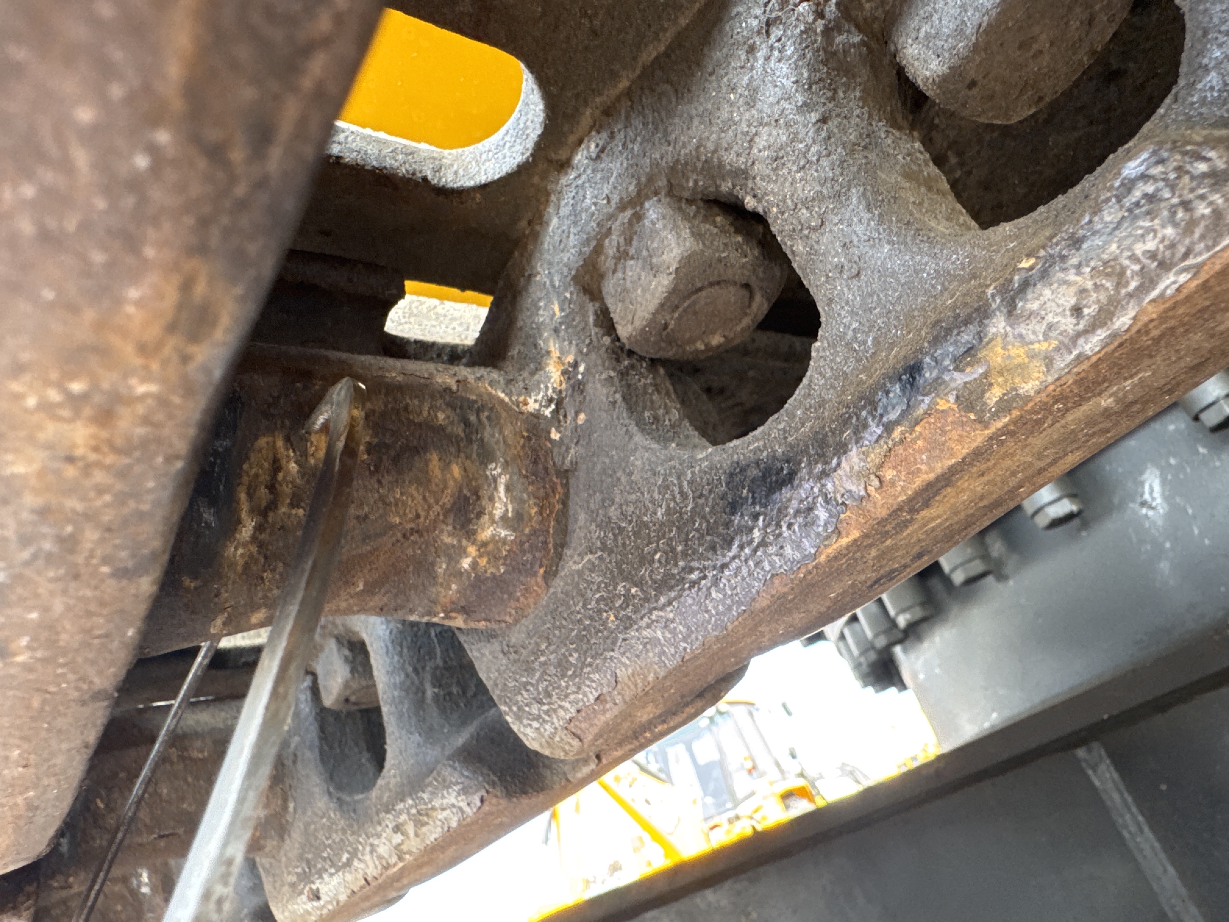 MDX-010-Cat-323D3-Medium-excavators-inspection-Undercarriage-Left-track-chain-4