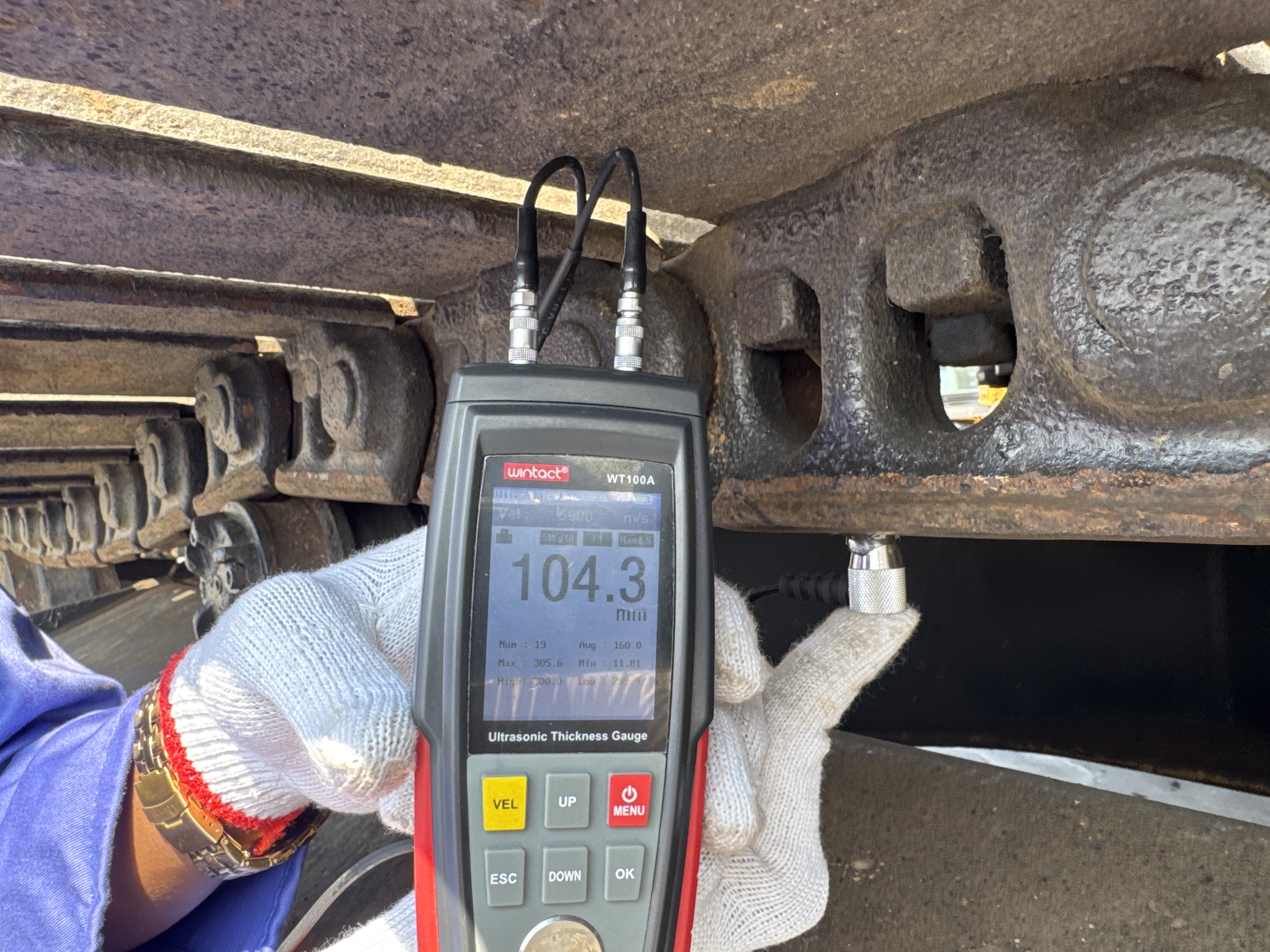 MDX-010-Cat-323D3-Medium-excavators-inspection-Undercarriage-Left-track-chain-6