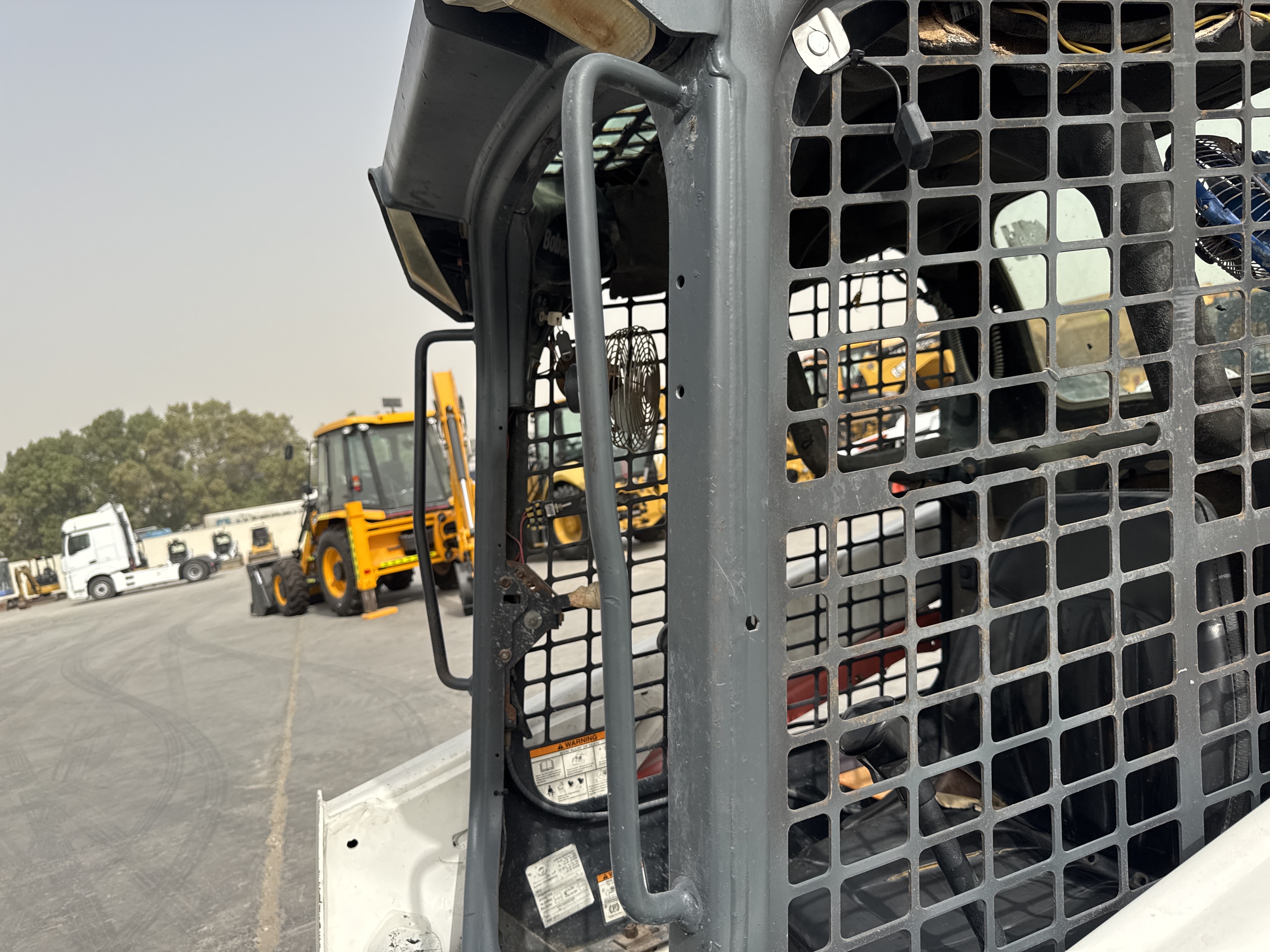 SSL-013-Bobcat-S510-Skid-steer-loaders-inspection-Structure-Handrails-2
