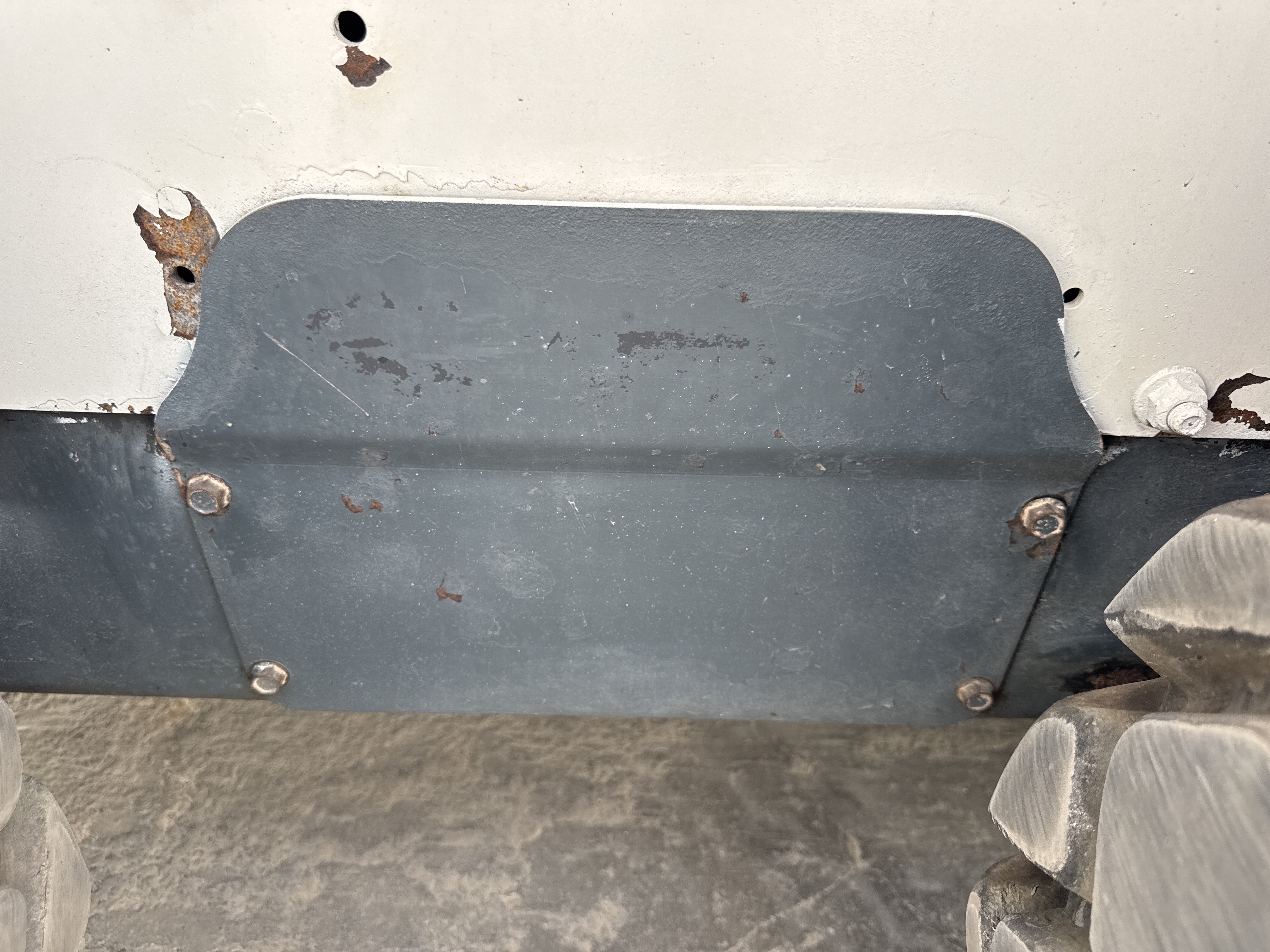 SSL-013-Bobcat-S510-Skid-steer-loaders-inspection-Structure-Sheet-metal-(fiberglass)-2