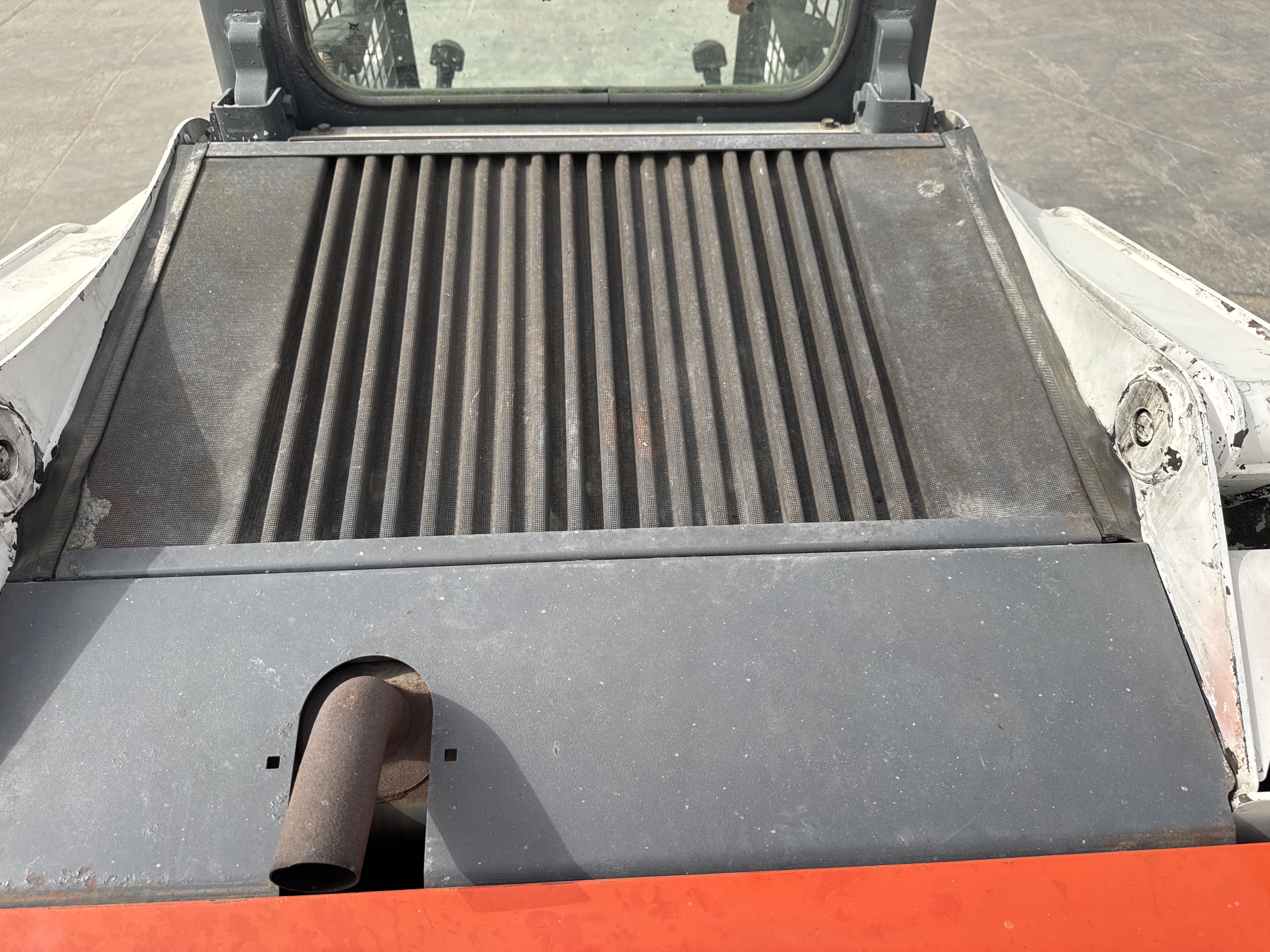 SSL-013-Bobcat-S510-Skid-steer-loaders-inspection-Structure-Sheet-metal-(fiberglass)-2