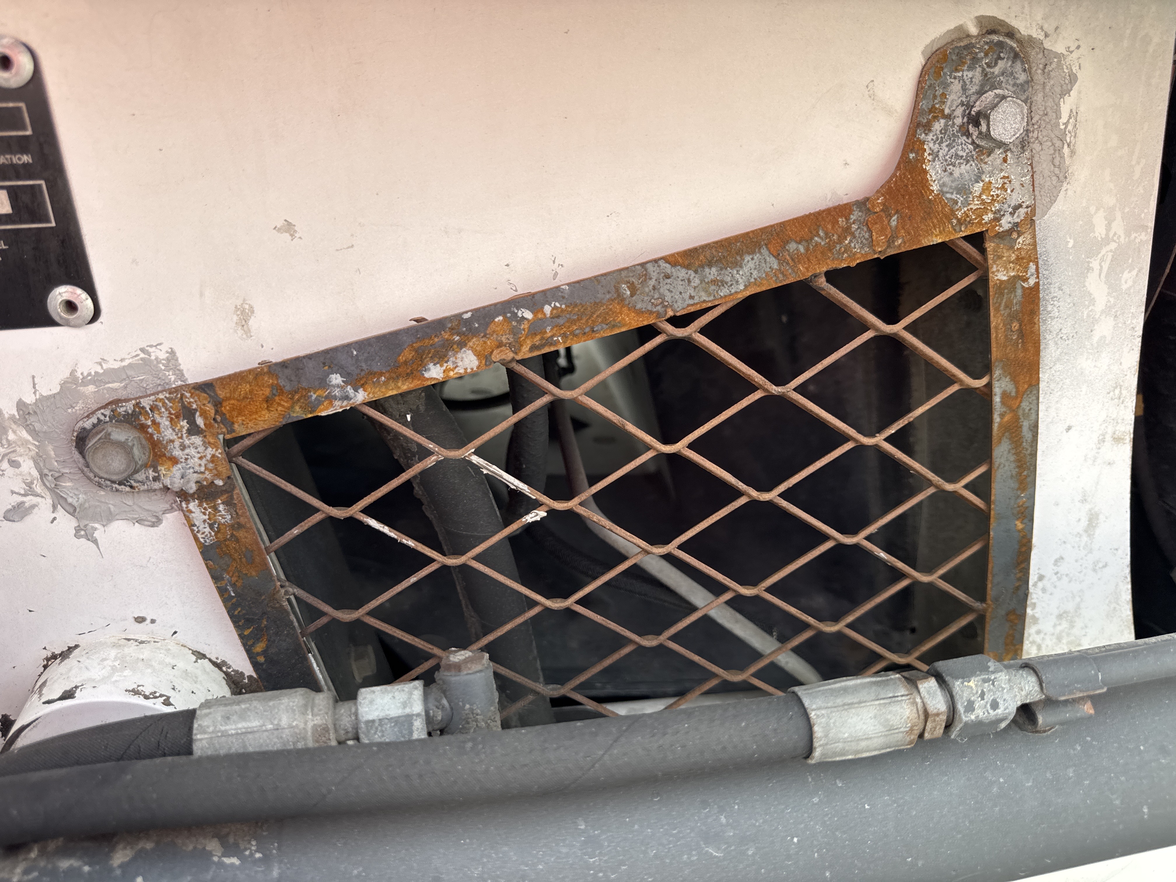 SSL-013-Bobcat-S510-Skid-steer-loaders-inspection-Structure-Sheet-metal-(fiberglass)-2