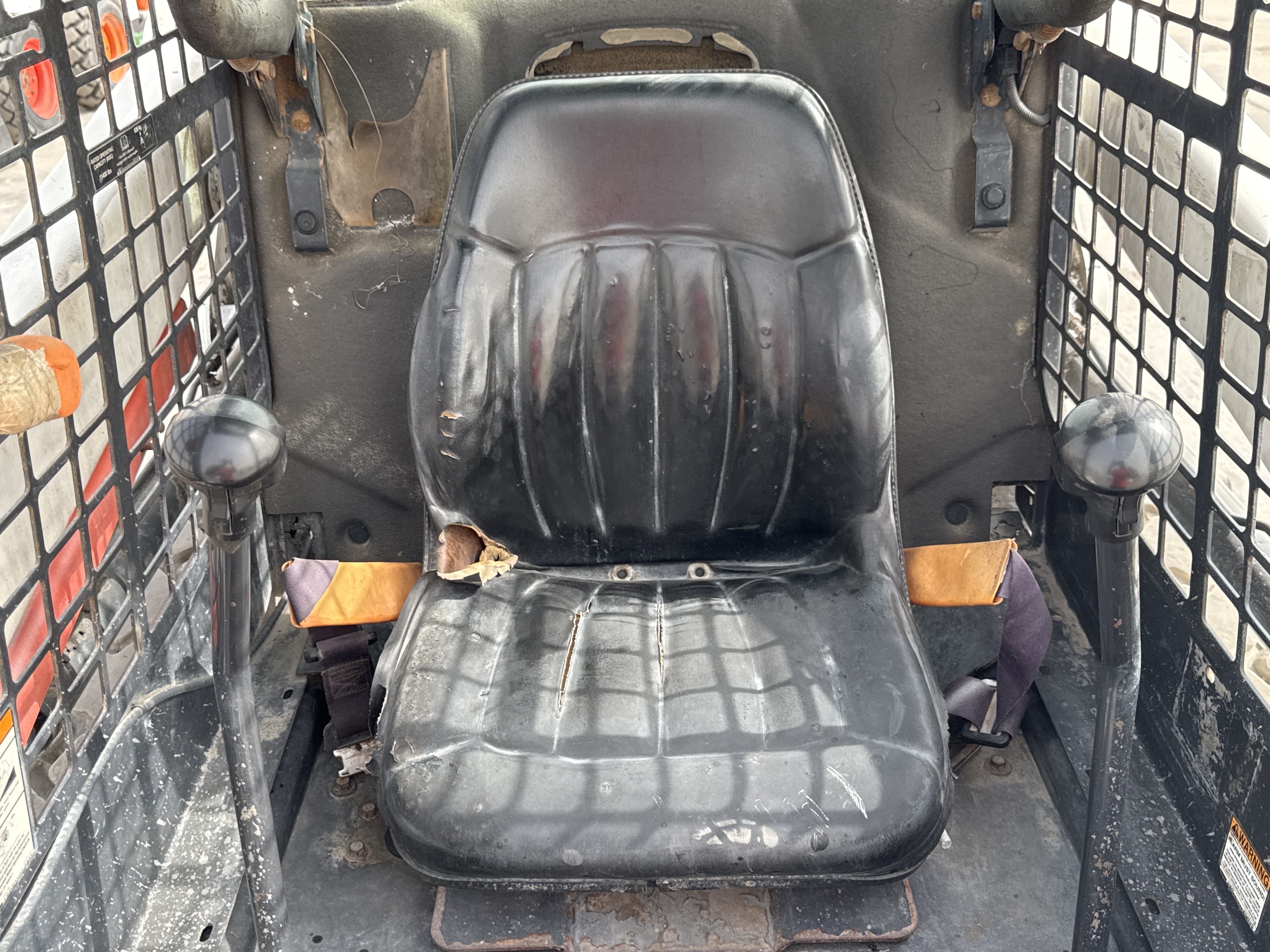 SSL-013-Bobcat-S510-Skid-steer-loaders-inspection-Cabin-Seats/armrests-2