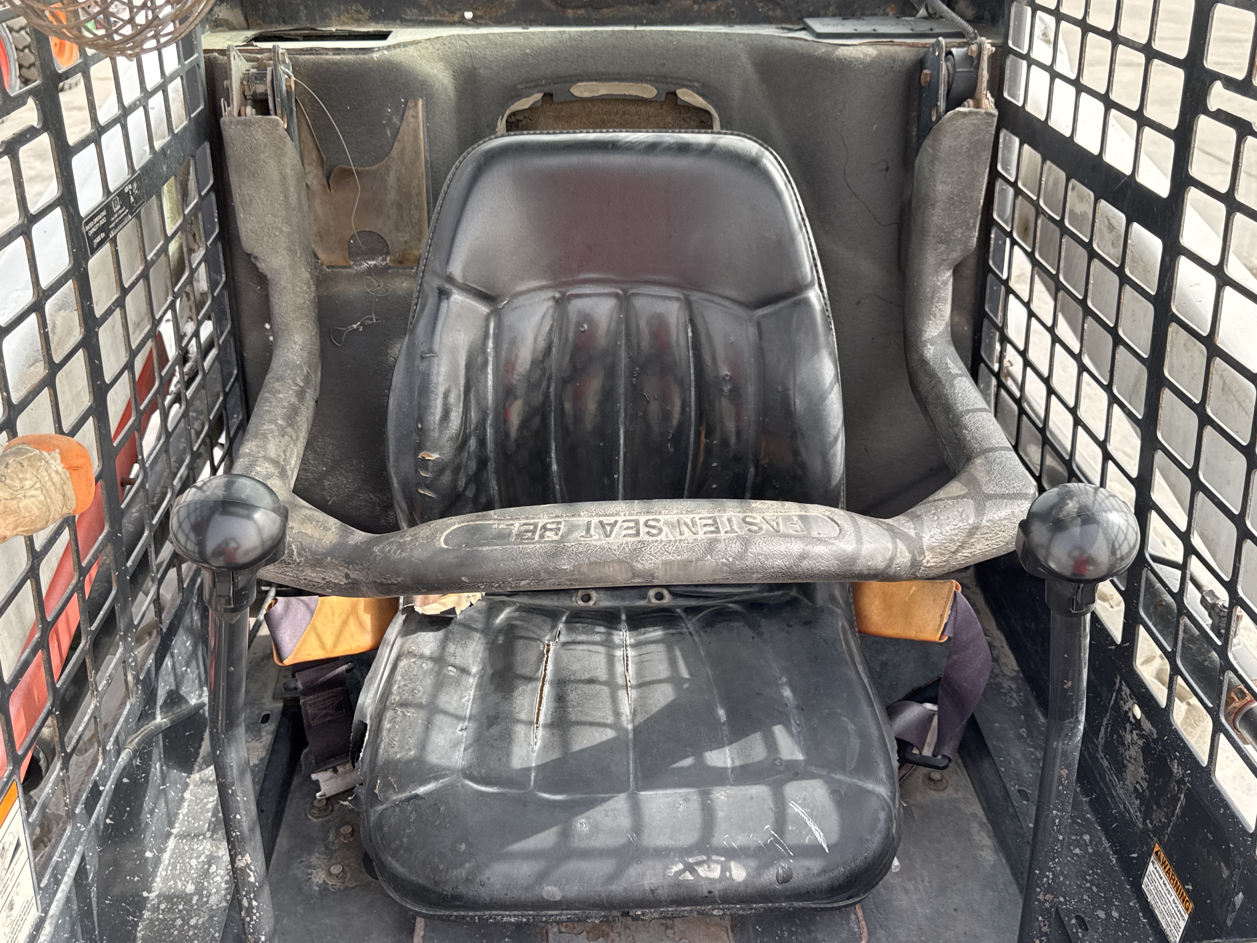 SSL-013-Bobcat-S510-Skid-steer-loaders-inspection-Cabin-Seats/armrests-2