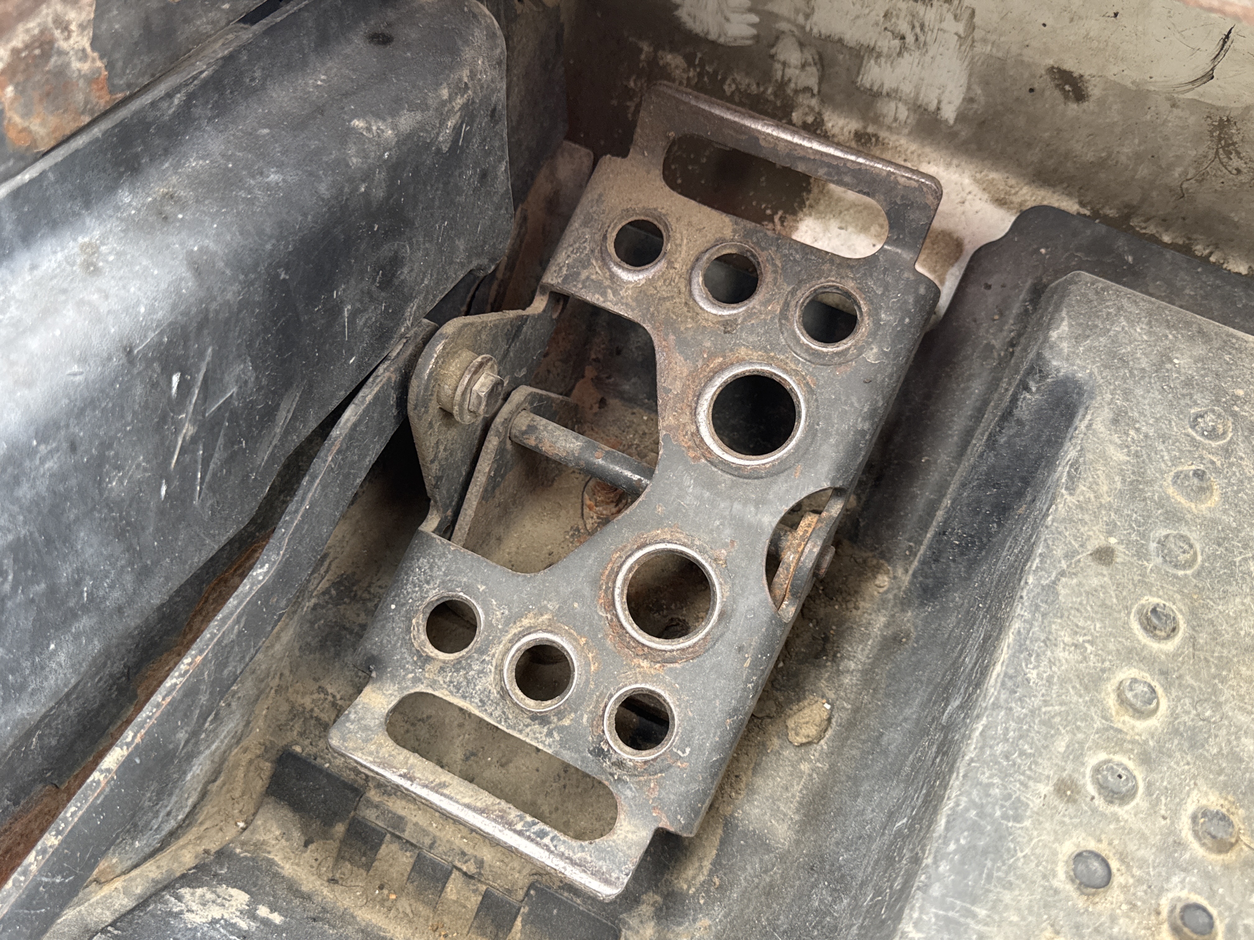 SSL-013-Bobcat-S510-Skid-steer-loaders-inspection-Cabin-Pedals-2