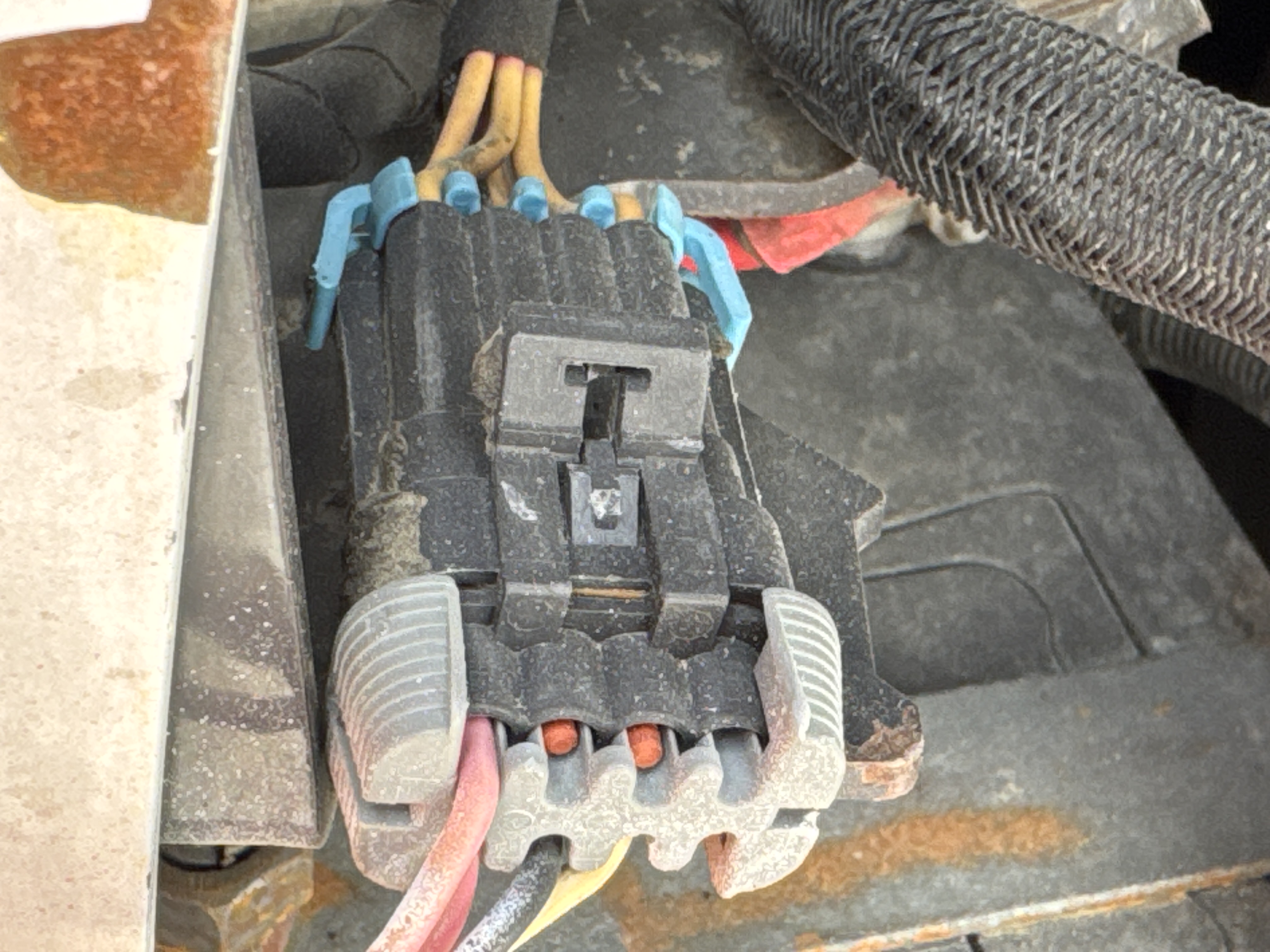 SSL-013-Bobcat-S510-Skid-steer-loaders-inspection-Electronics-Main-harness-2