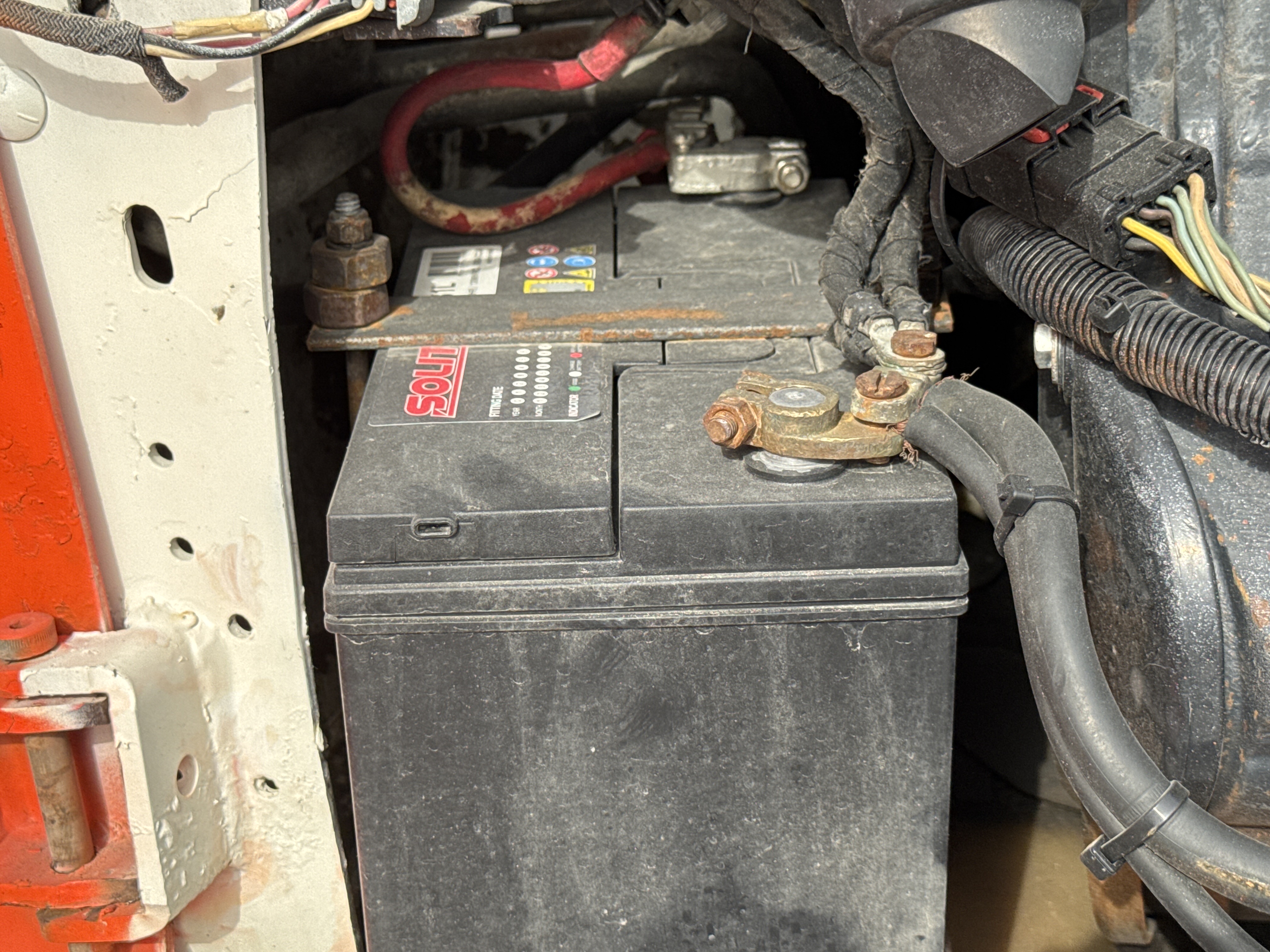 SSL-013-Bobcat-S510-Skid-steer-loaders-inspection-Electronics-Battery-2