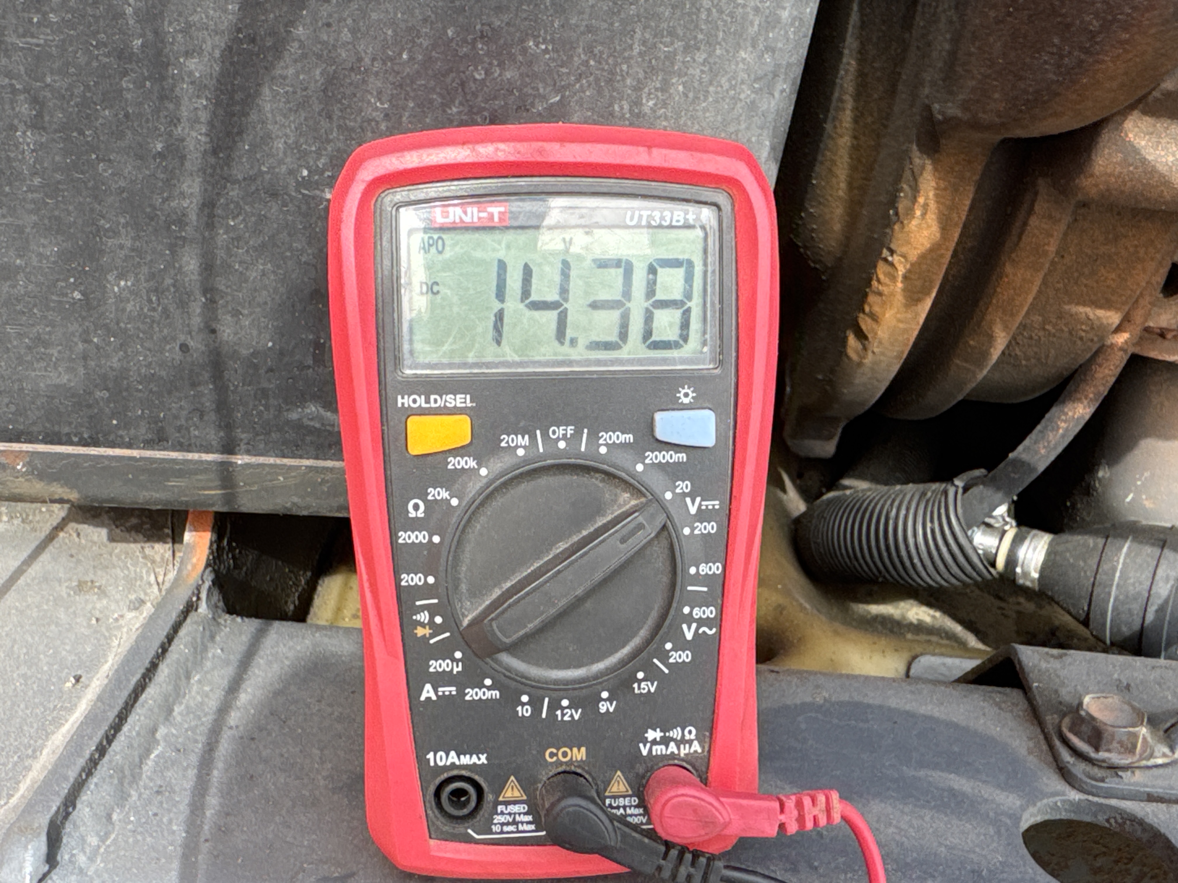 SSL-013-Bobcat-S510-Skid-steer-loaders-inspection-Electronics-Battery-2
