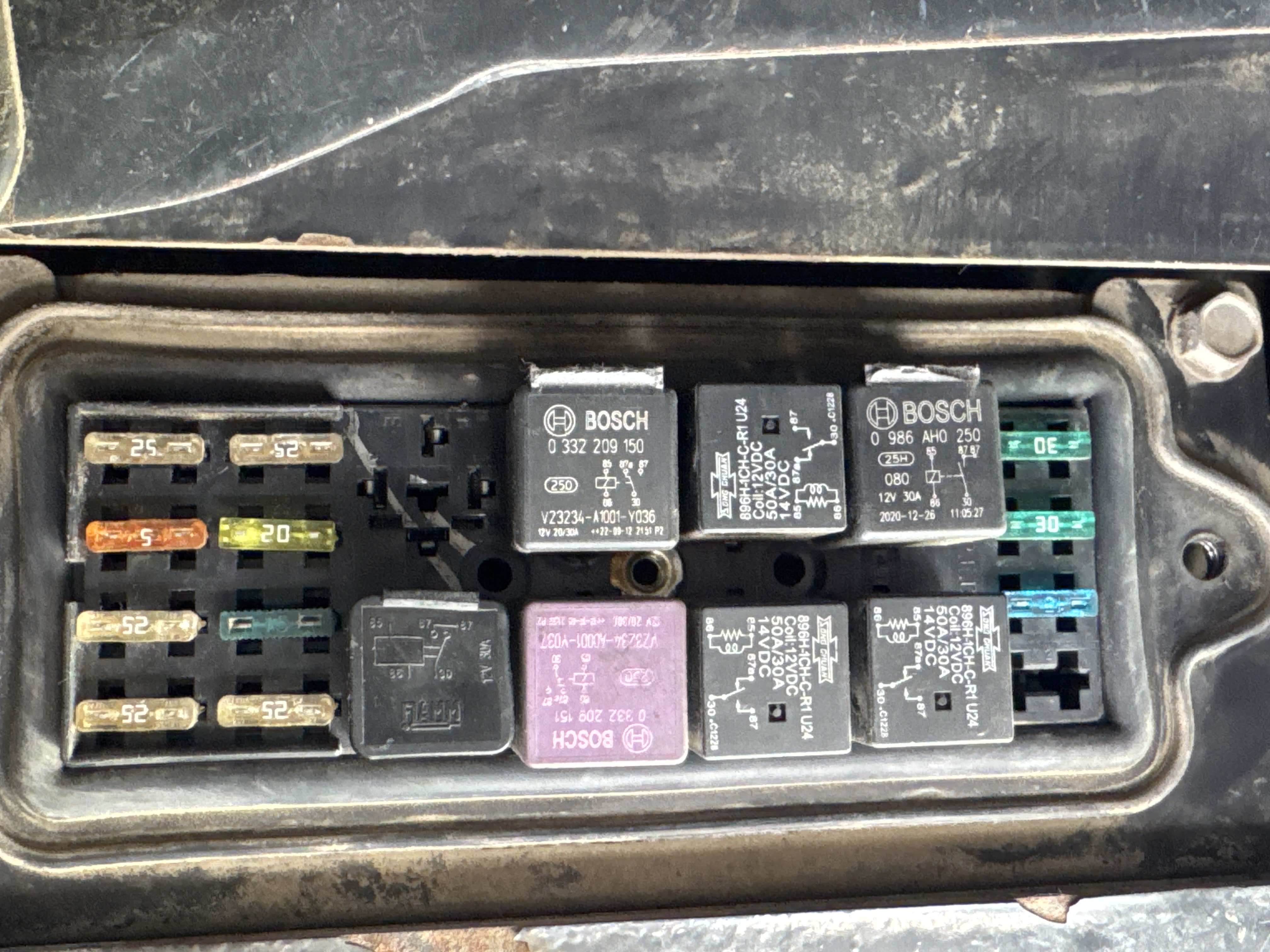 SSL-013-Bobcat-S510-Skid-steer-loaders-inspection-Electronics-Fuse-box-2