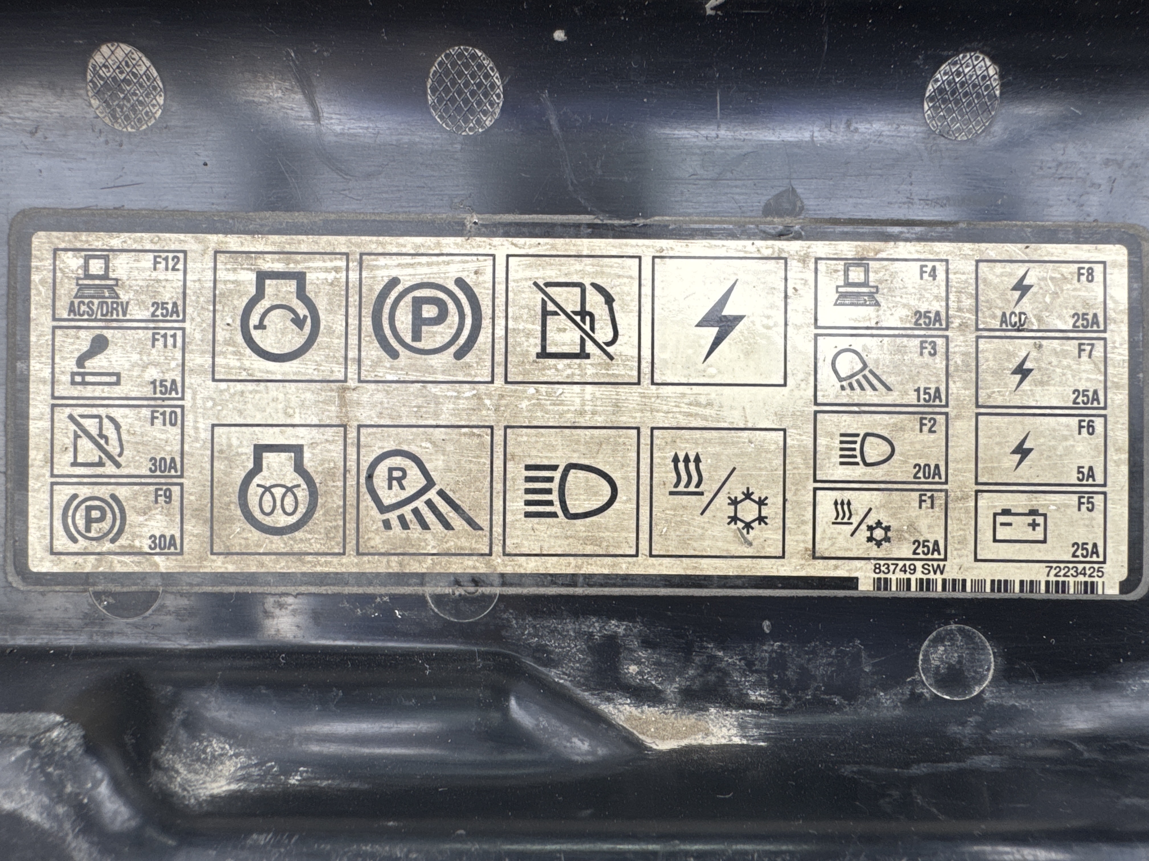 SSL-013-Bobcat-S510-Skid-steer-loaders-inspection-Electronics-Fuse-box-2