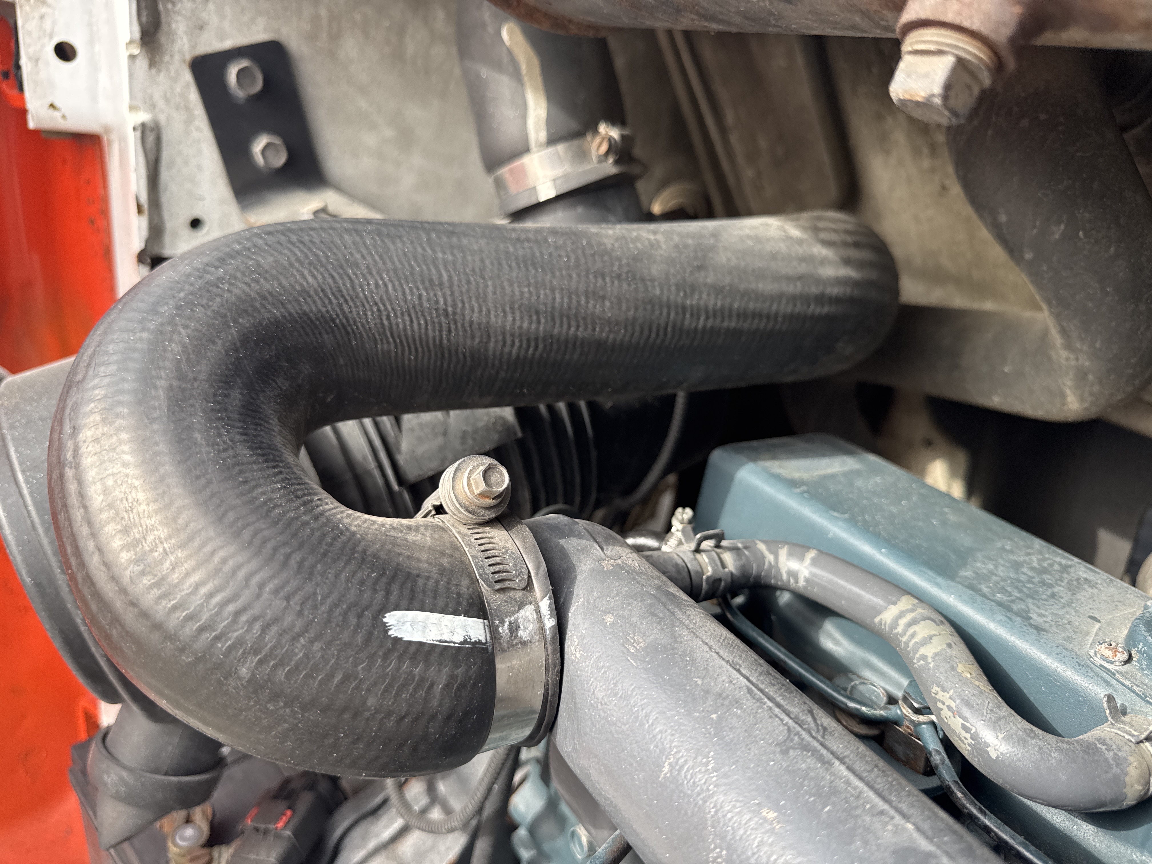 SSL-013-Bobcat-S510-Skid-steer-loaders-inspection-Engine-Hoses-2