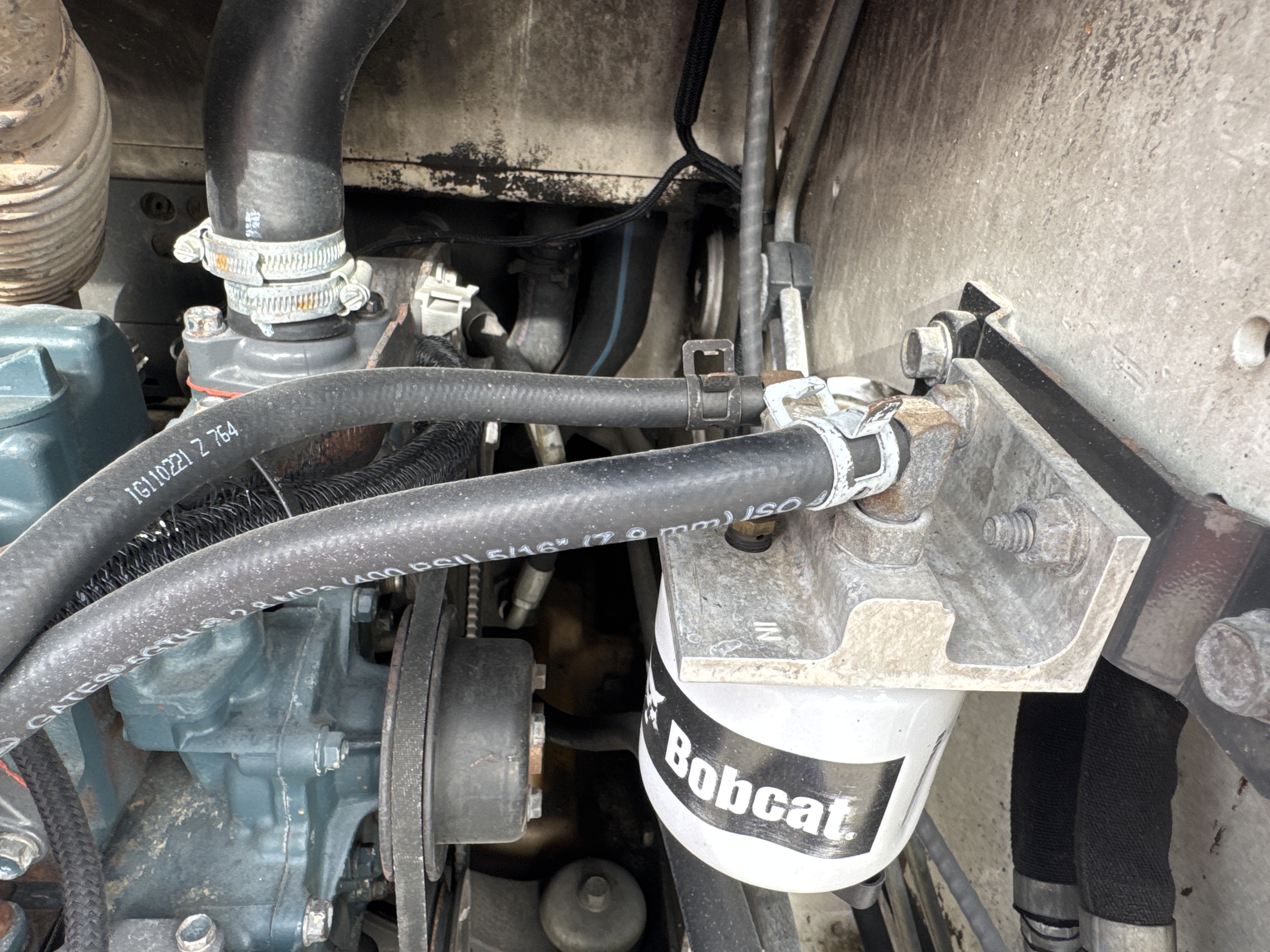 SSL-013-Bobcat-S510-Skid-steer-loaders-inspection-Engine-Hoses-2