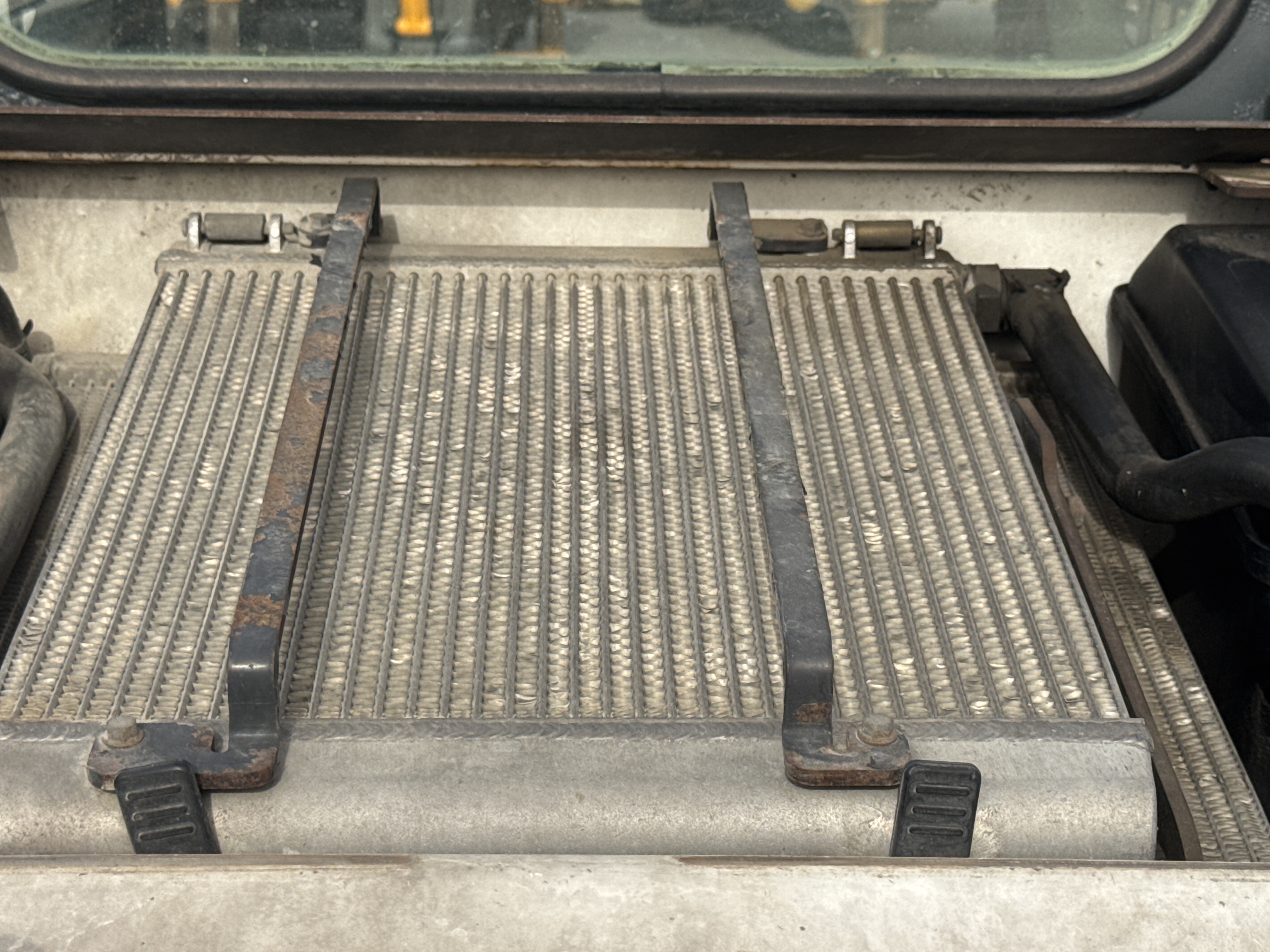SSL-013-Bobcat-S510-Skid-steer-loaders-inspection-Engine-Radiator,-oil-cooler-and-air-cooler-2