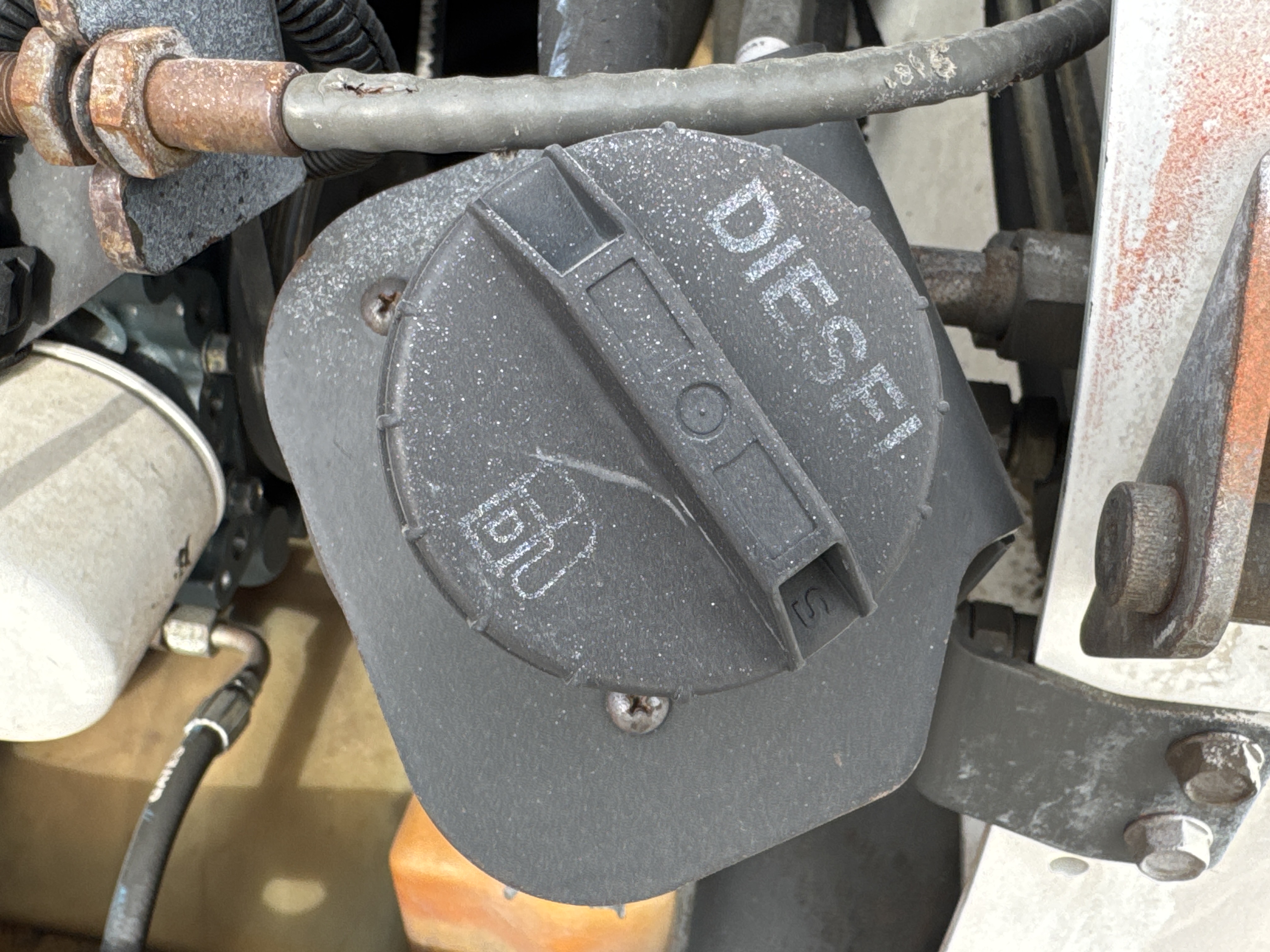 SSL-013-Bobcat-S510-Skid-steer-loaders-inspection-Engine-Fuel-tank-2
