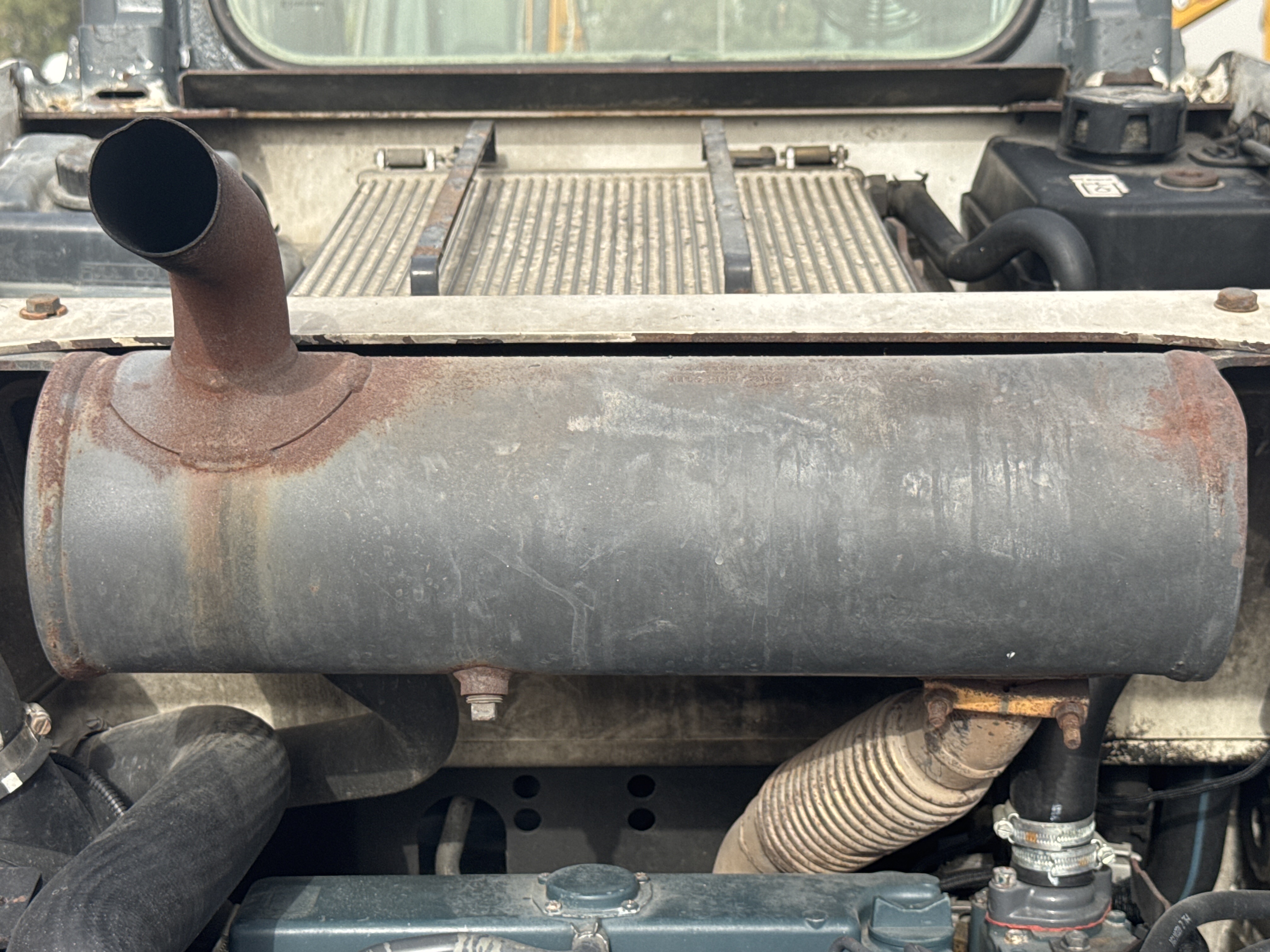 SSL-013-Bobcat-S510-Skid-steer-loaders-inspection-Engine-Exhaust-system-2