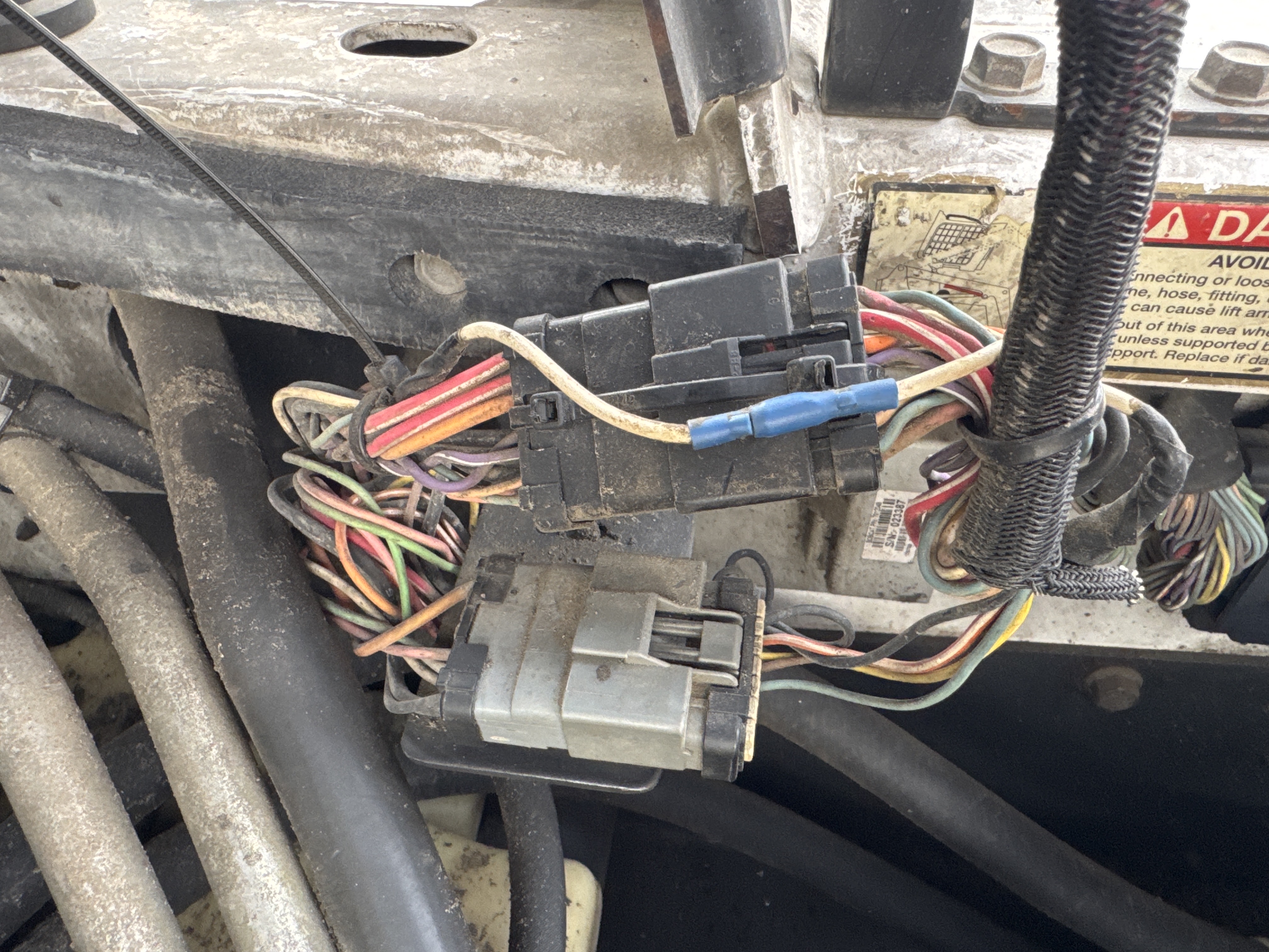 SSL-013-Bobcat-S510-Skid-steer-loaders-inspection-Electronics-Main-harness-6
