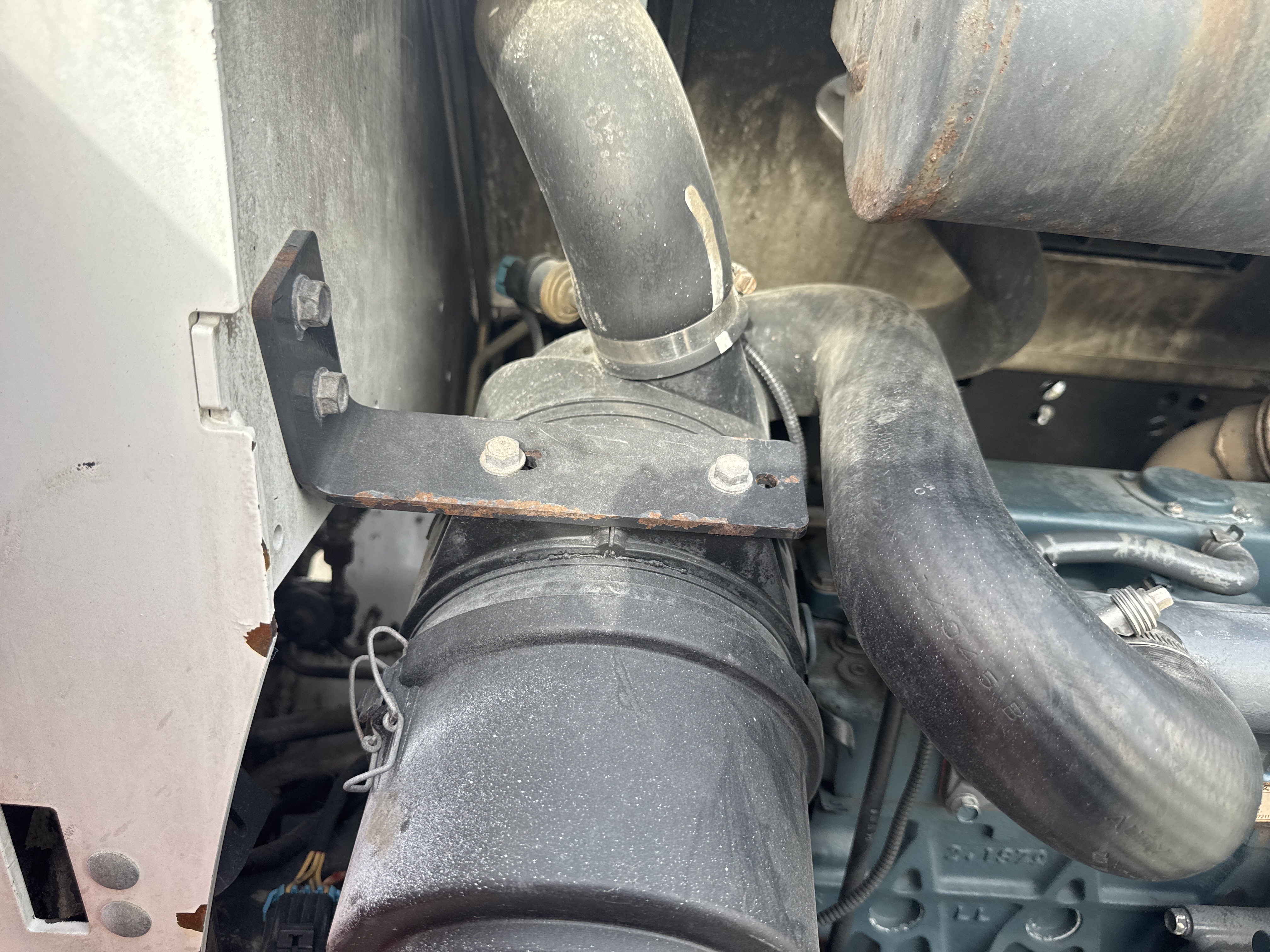 SSL-013-Bobcat-S510-Skid-steer-loaders-inspection-Engine-Air-intake-system-2