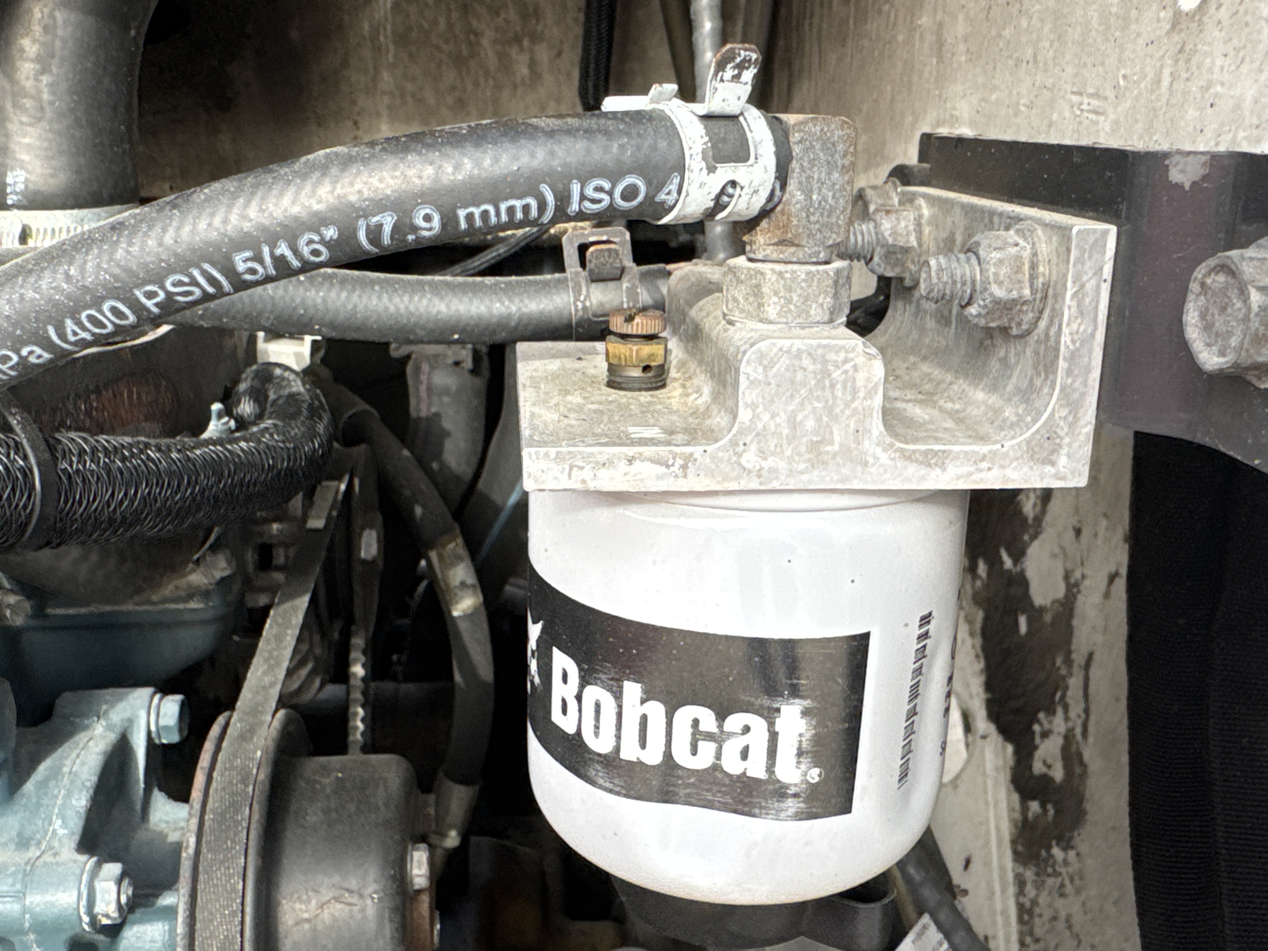 SSL-013-Bobcat-S510-Skid-steer-loaders-inspection-Engine-Fuel-leaks-2