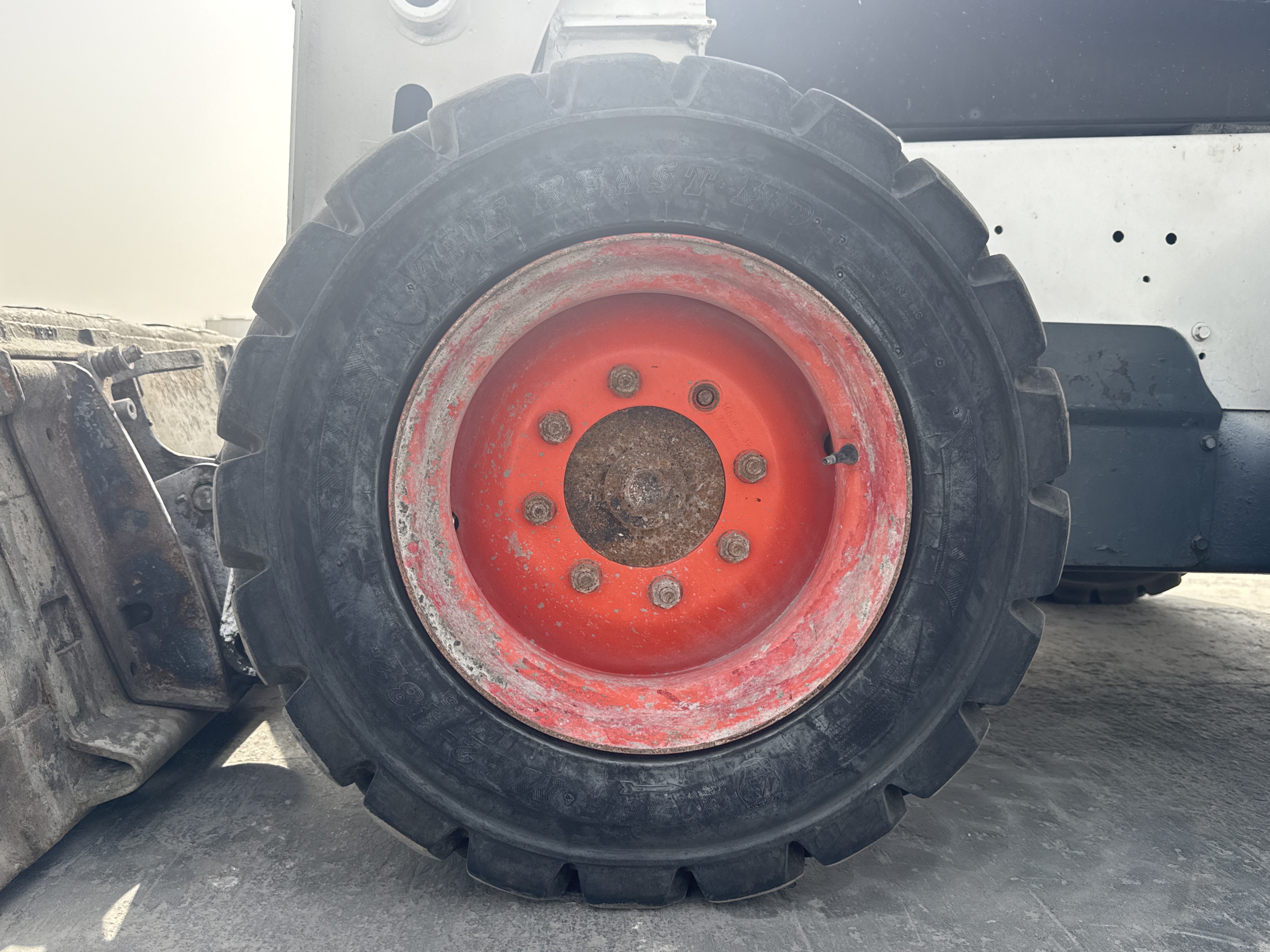 SSL-013-Bobcat-S510-Skid-steer-loaders-inspection-Chassis-Left-front-tire-/-wheel-hub---condition-2