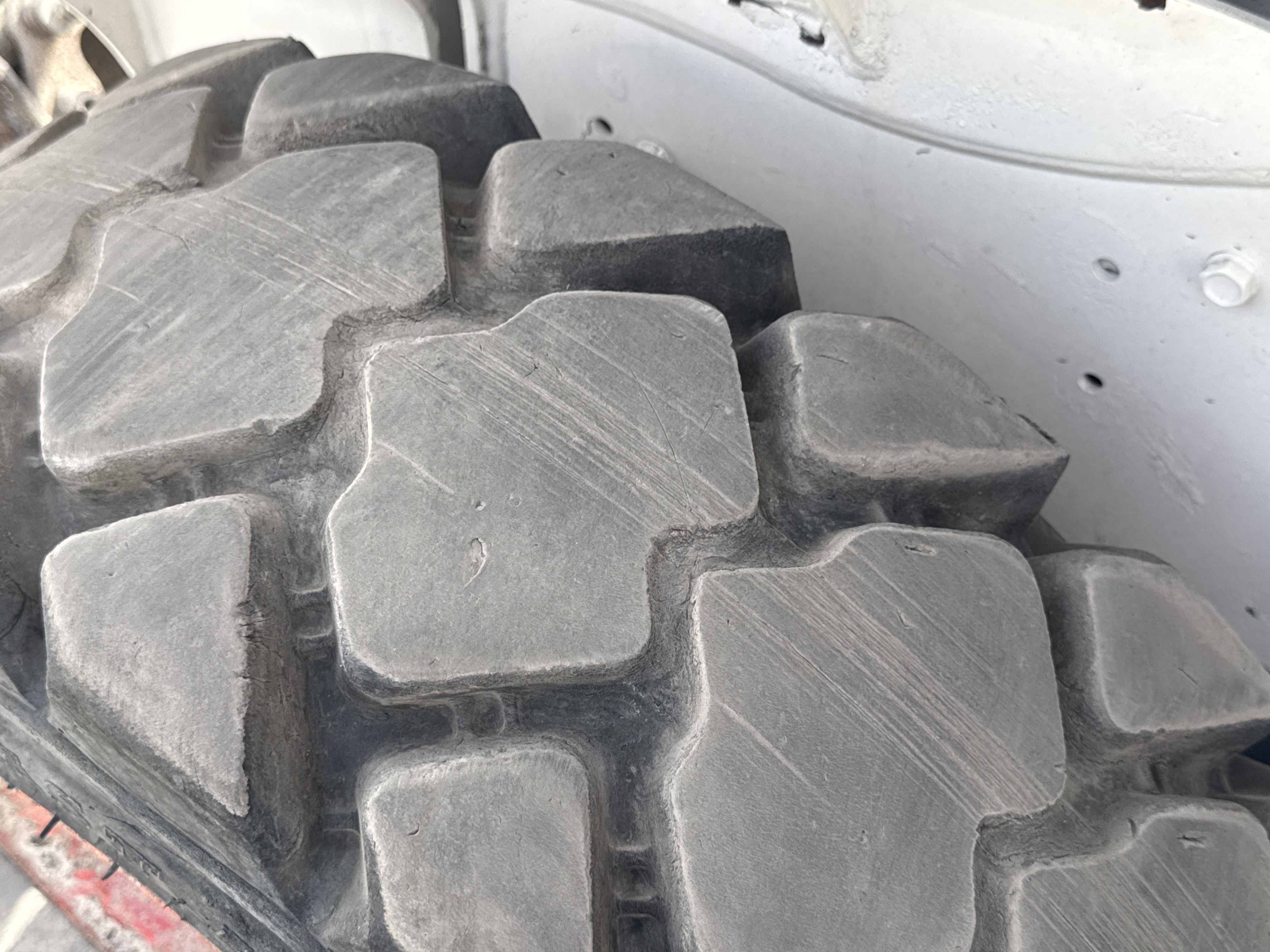 SSL-013-Bobcat-S510-Skid-steer-loaders-inspection-Chassis-Left-front-tire-/-wheel-hub---condition-2