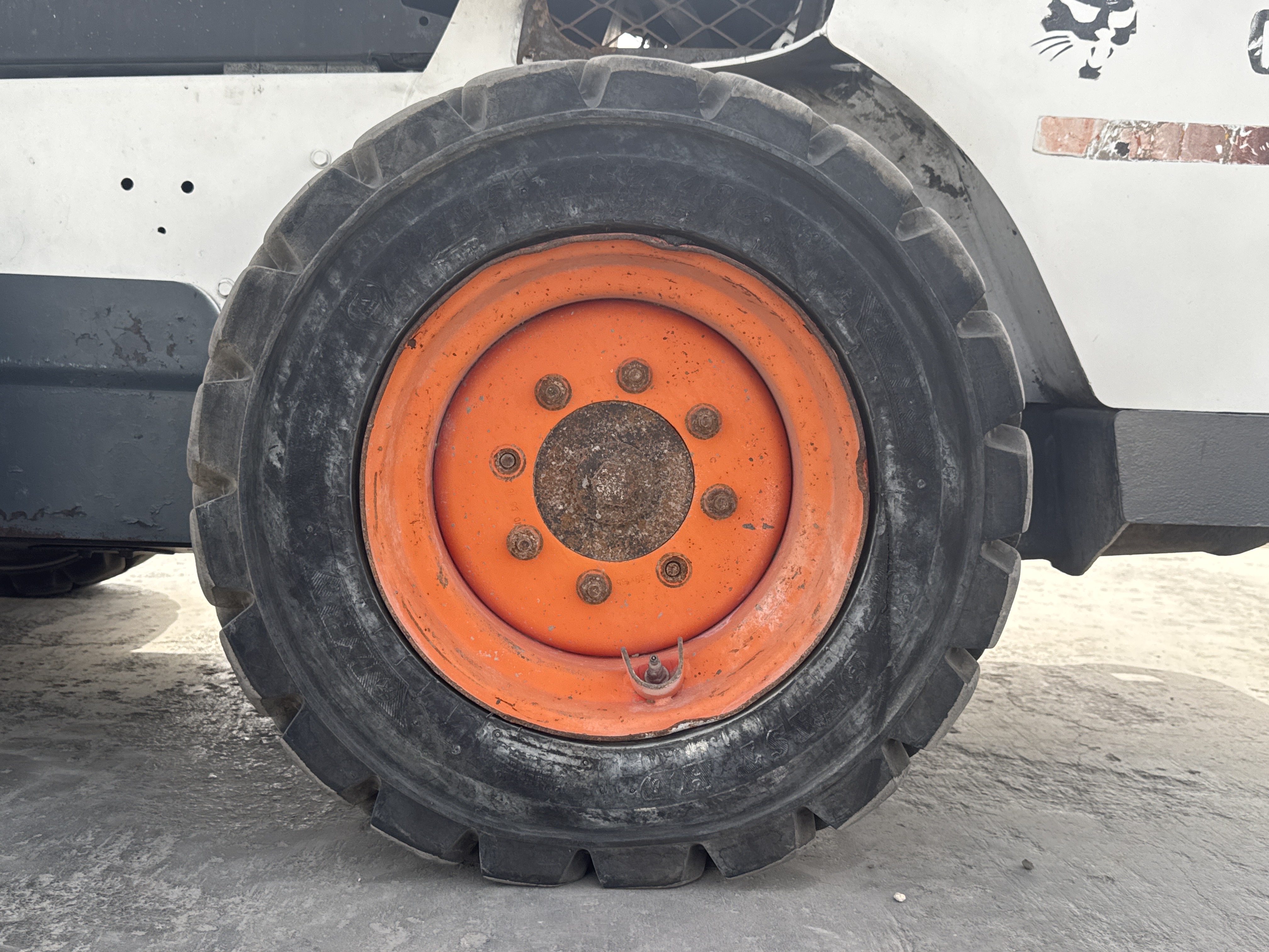 SSL-013-Bobcat-S510-Skid-steer-loaders-inspection-Chassis-Left-rear-tire-/-wheel-hub---condition-2