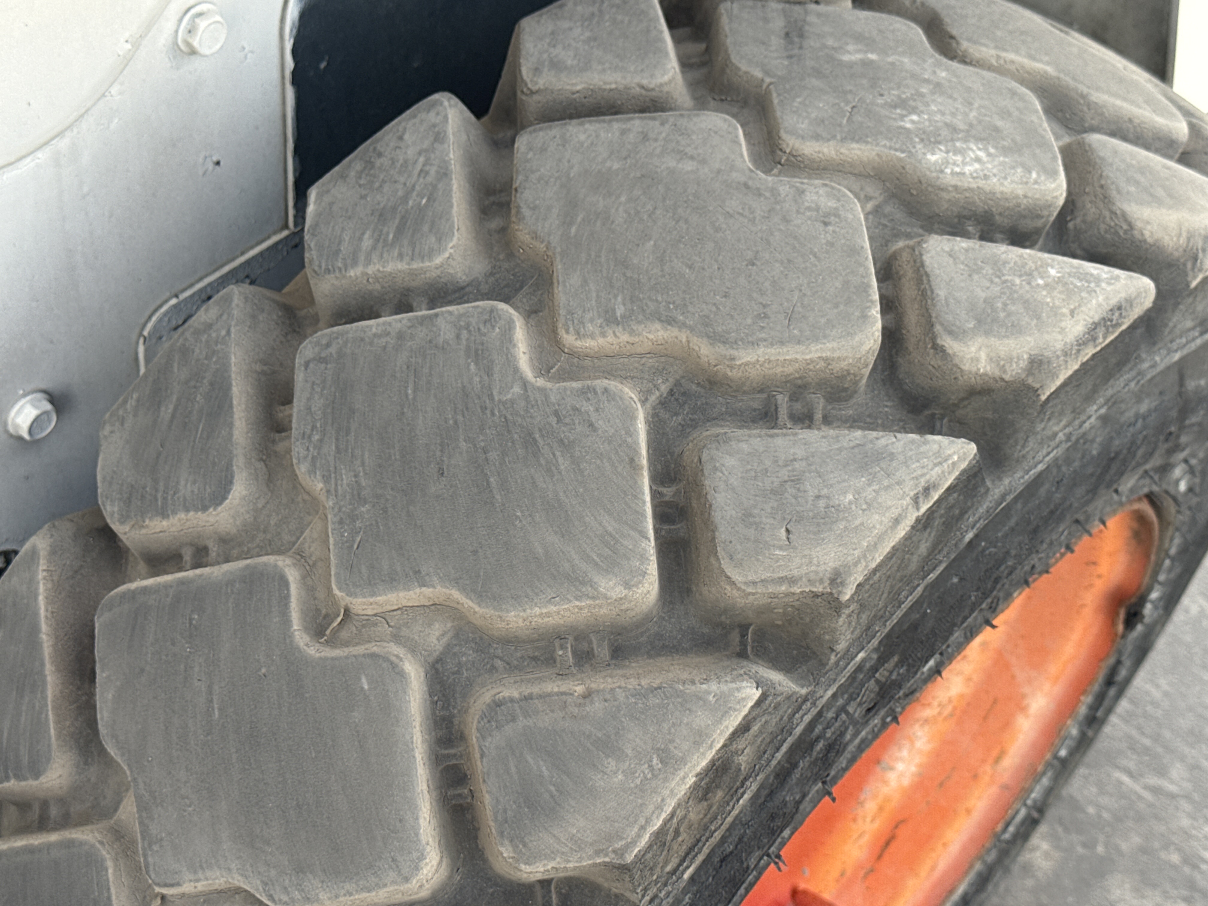 SSL-013-Bobcat-S510-Skid-steer-loaders-inspection-Chassis-Left-rear-tire-/-wheel-hub---condition-2