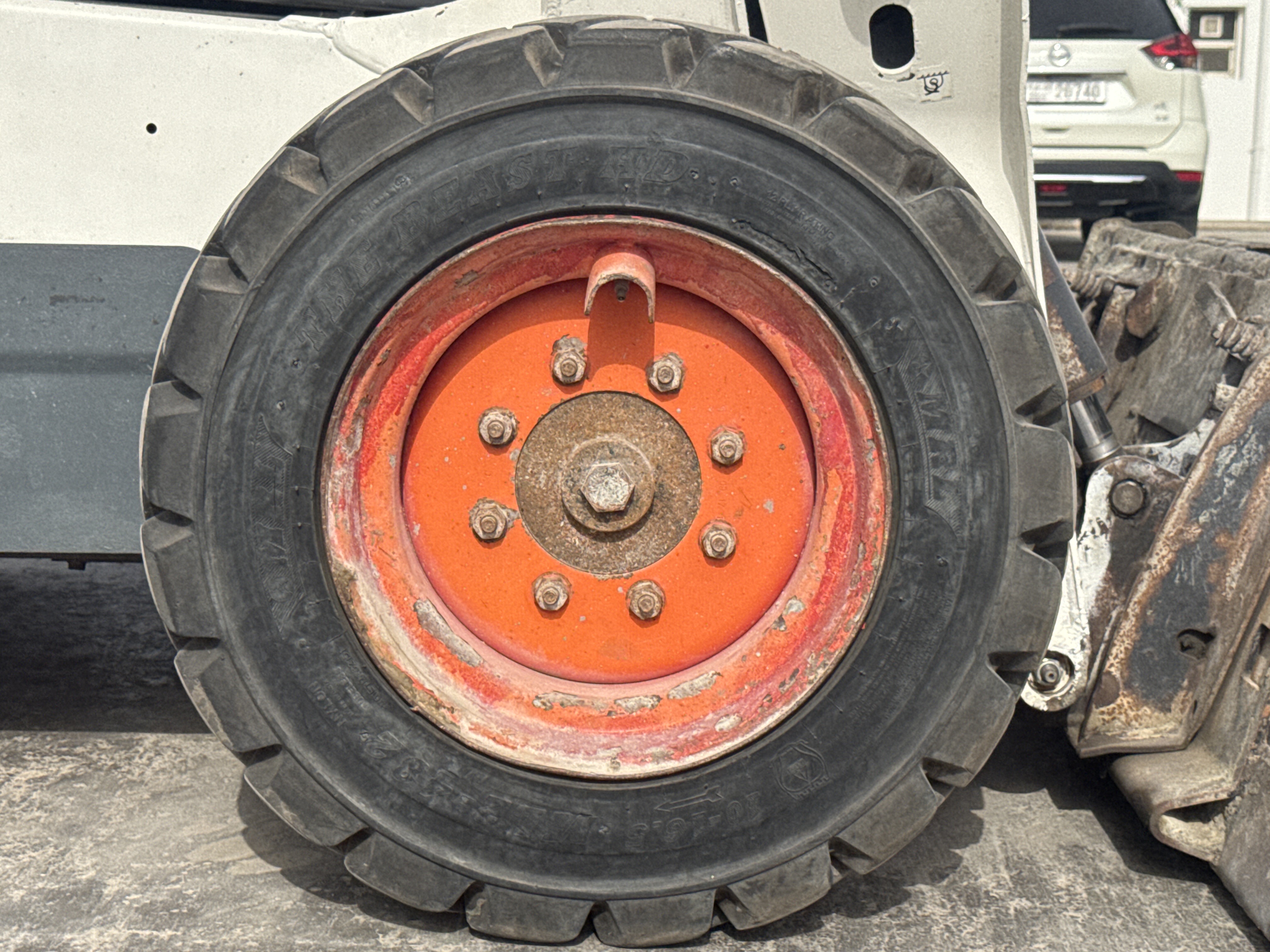 SSL-013-Bobcat-S510-Skid-steer-loaders-inspection-Chassis-Right-front-tire-/-wheel-hub---condition-2