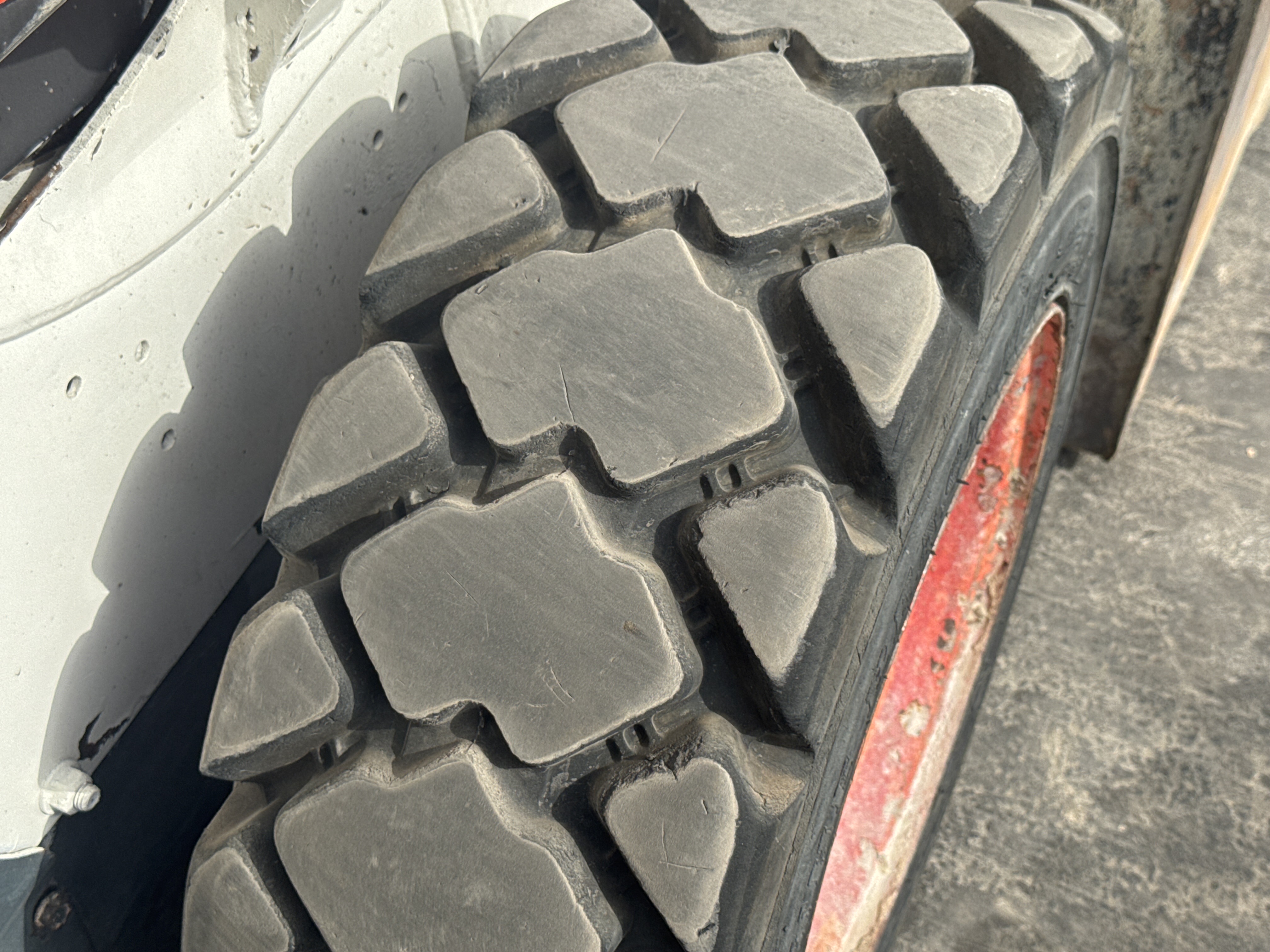 SSL-013-Bobcat-S510-Skid-steer-loaders-inspection-Chassis-Right-front-tire-/-wheel-hub---condition-2