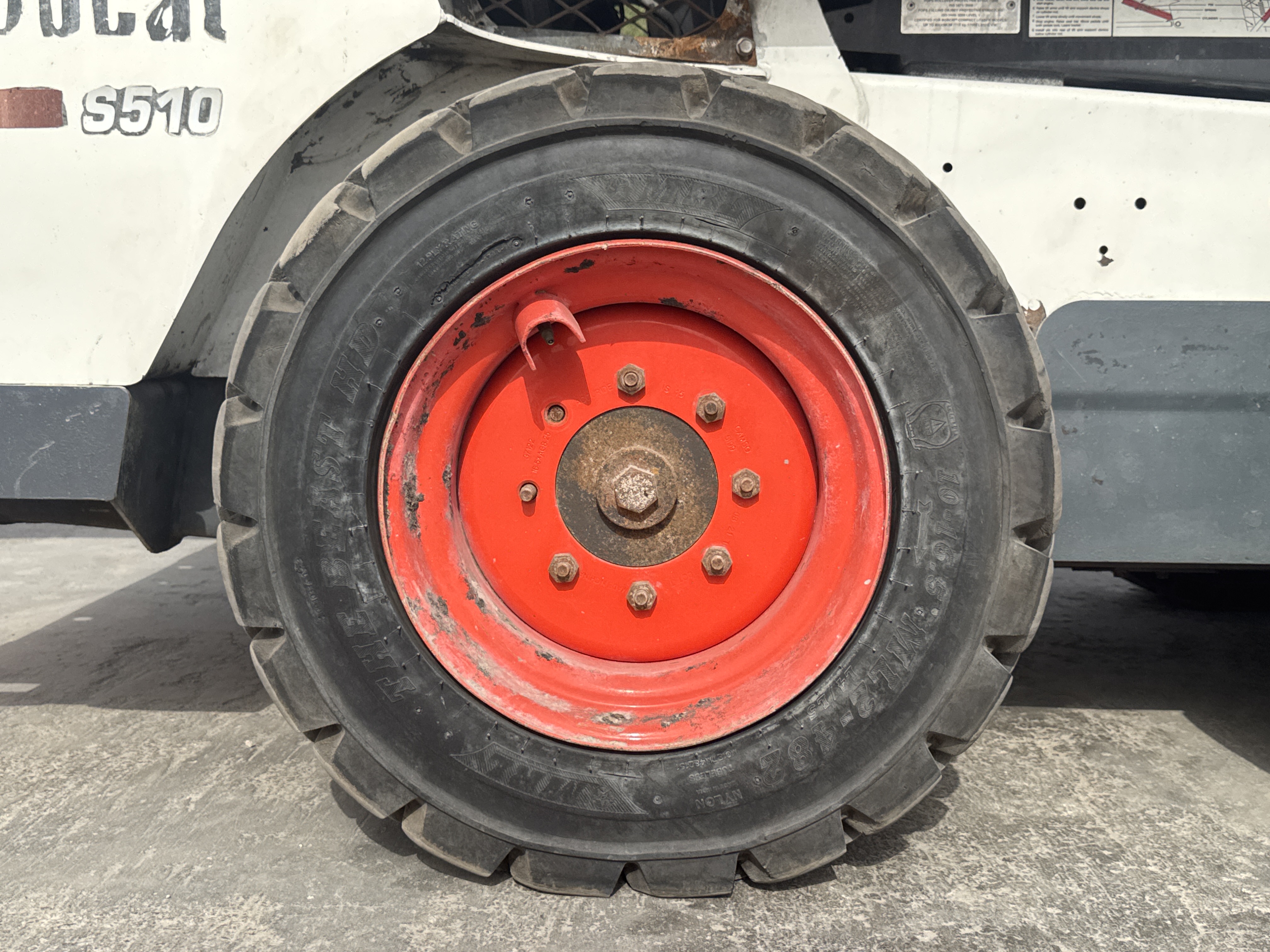 SSL-013-Bobcat-S510-Skid-steer-loaders-inspection-Chassis-Right-rear-tire-/-wheel-hub---condition-2