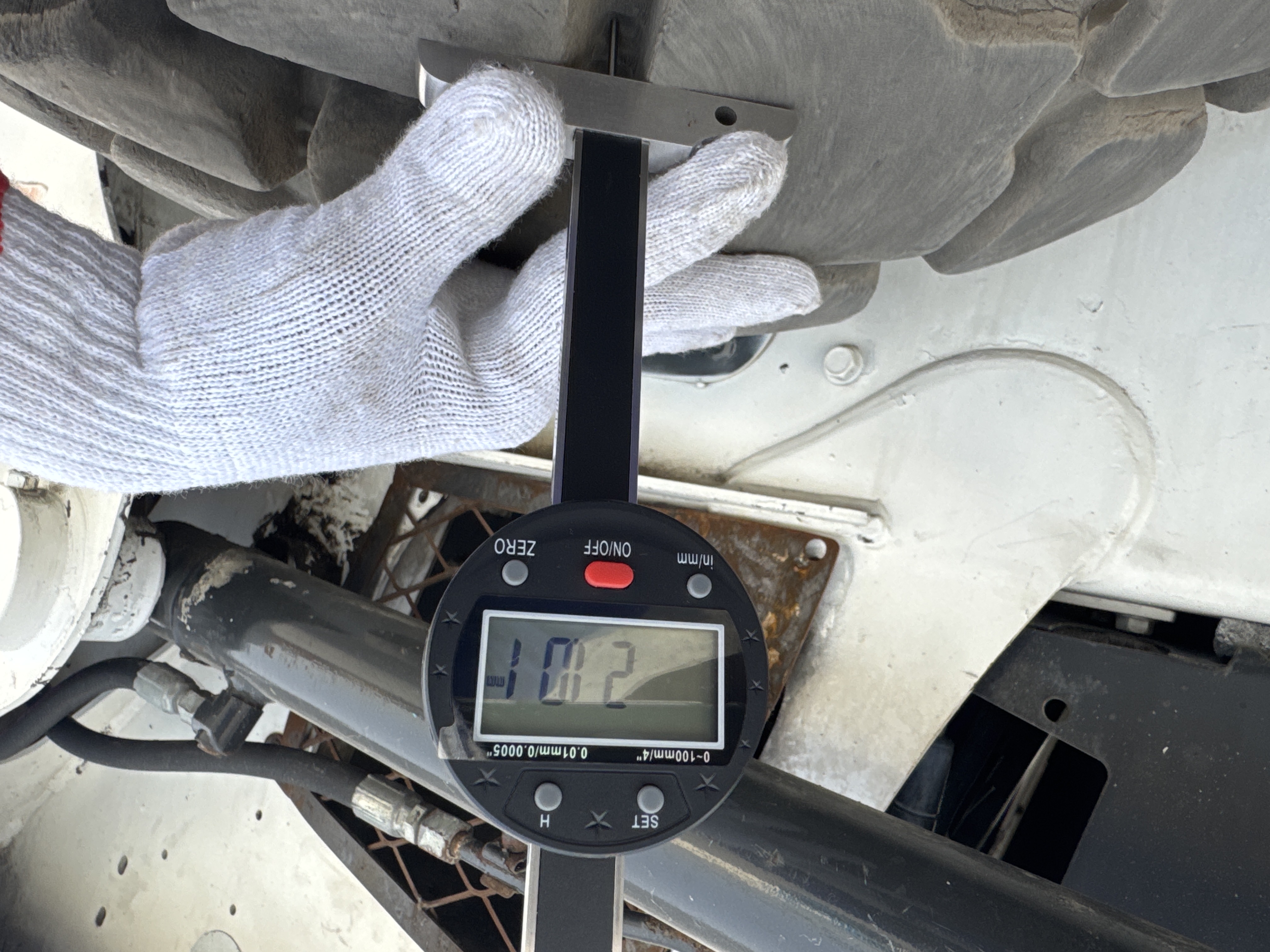SSL-013-Bobcat-S510-Skid-steer-loaders-inspection-Chassis-Left-rear-tire---tread-depth-2