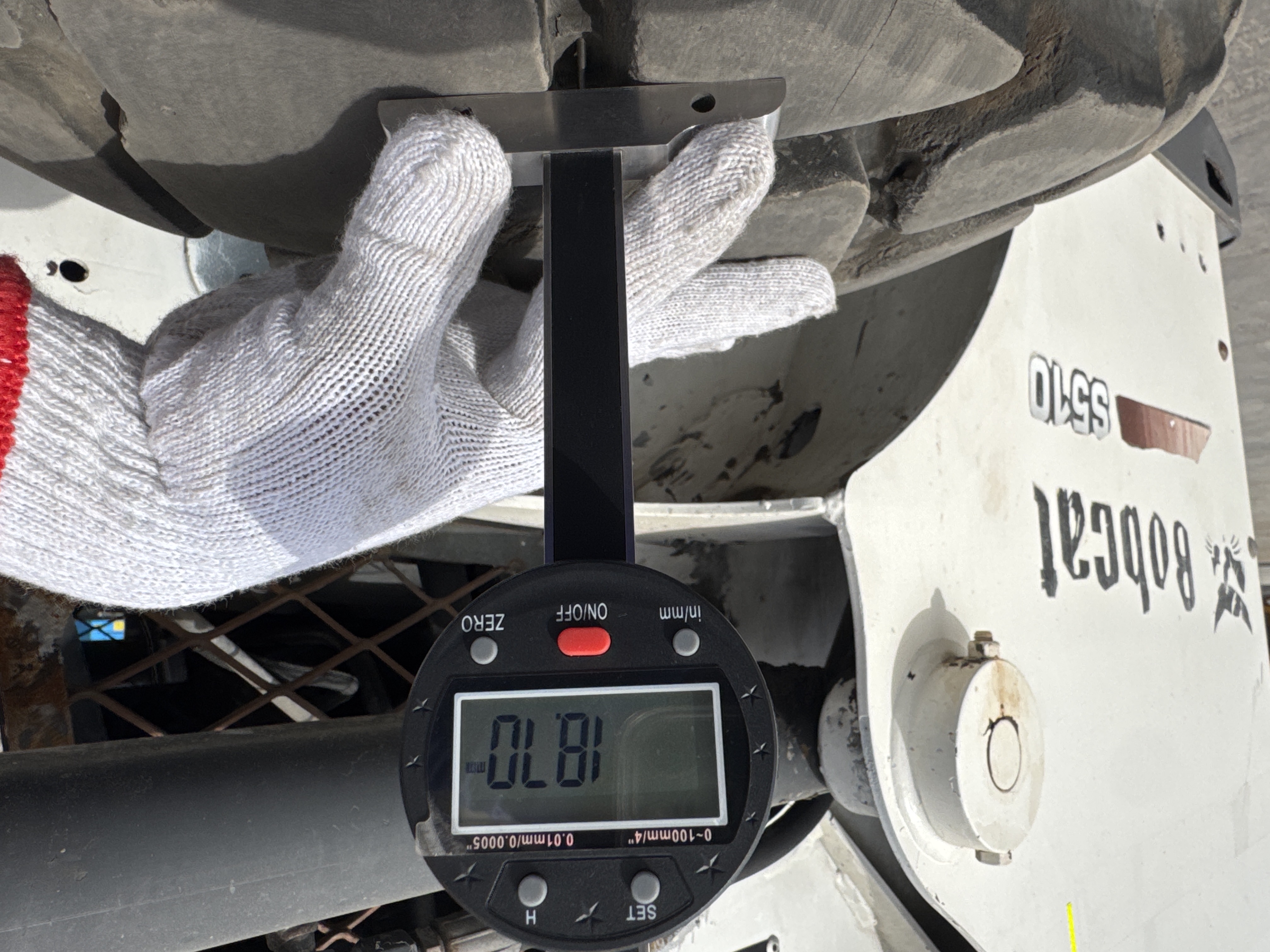 SSL-013-Bobcat-S510-Skid-steer-loaders-inspection-Chassis-Right-rear-tire---tread-depth-2