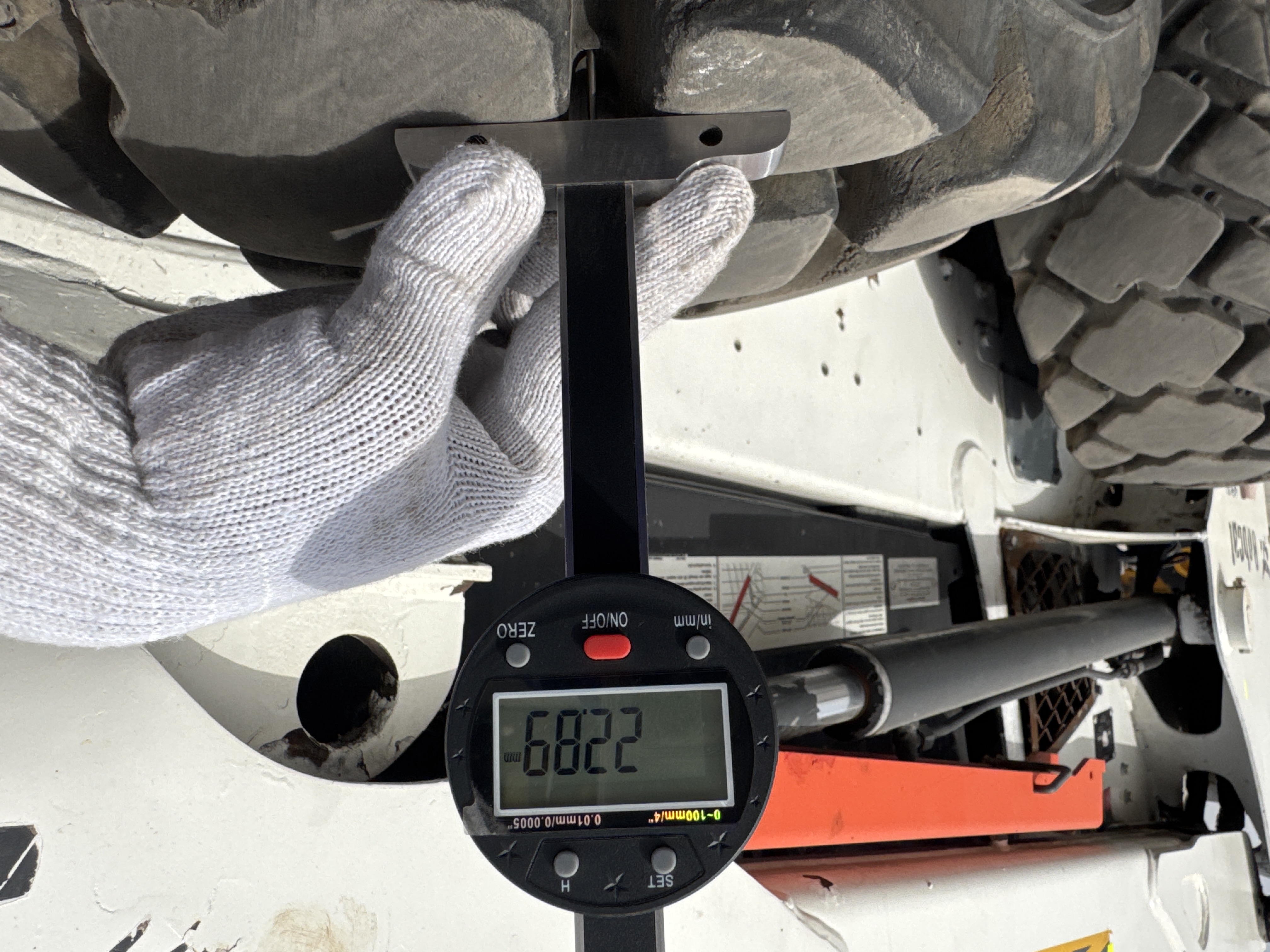 SSL-013-Bobcat-S510-Skid-steer-loaders-inspection-Chassis-Right-front-tire---tread-depth-2