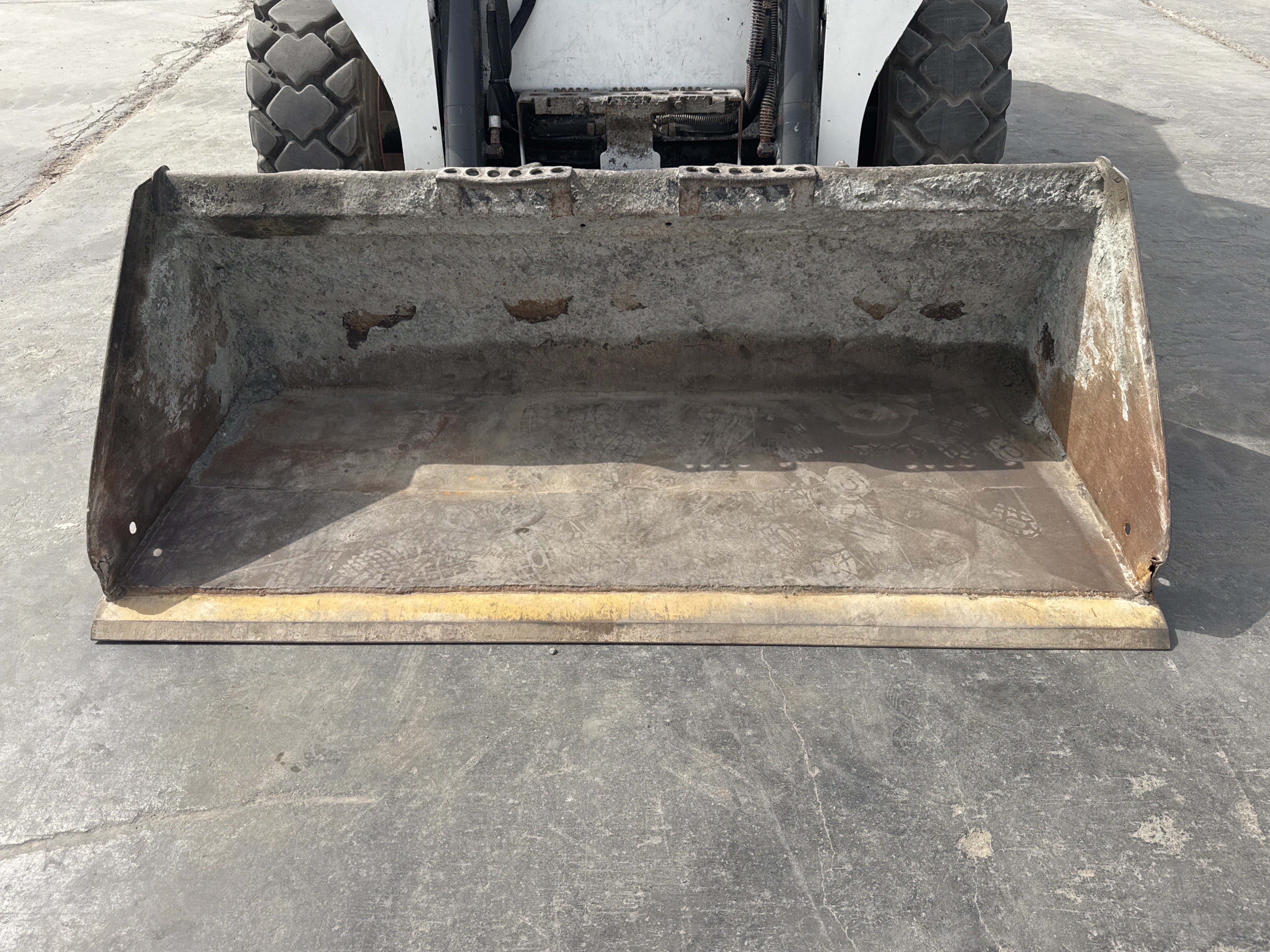 SSL-013-Bobcat-S510-Skid-steer-loaders-inspection-Attachment-Loader-bucket-condition-2