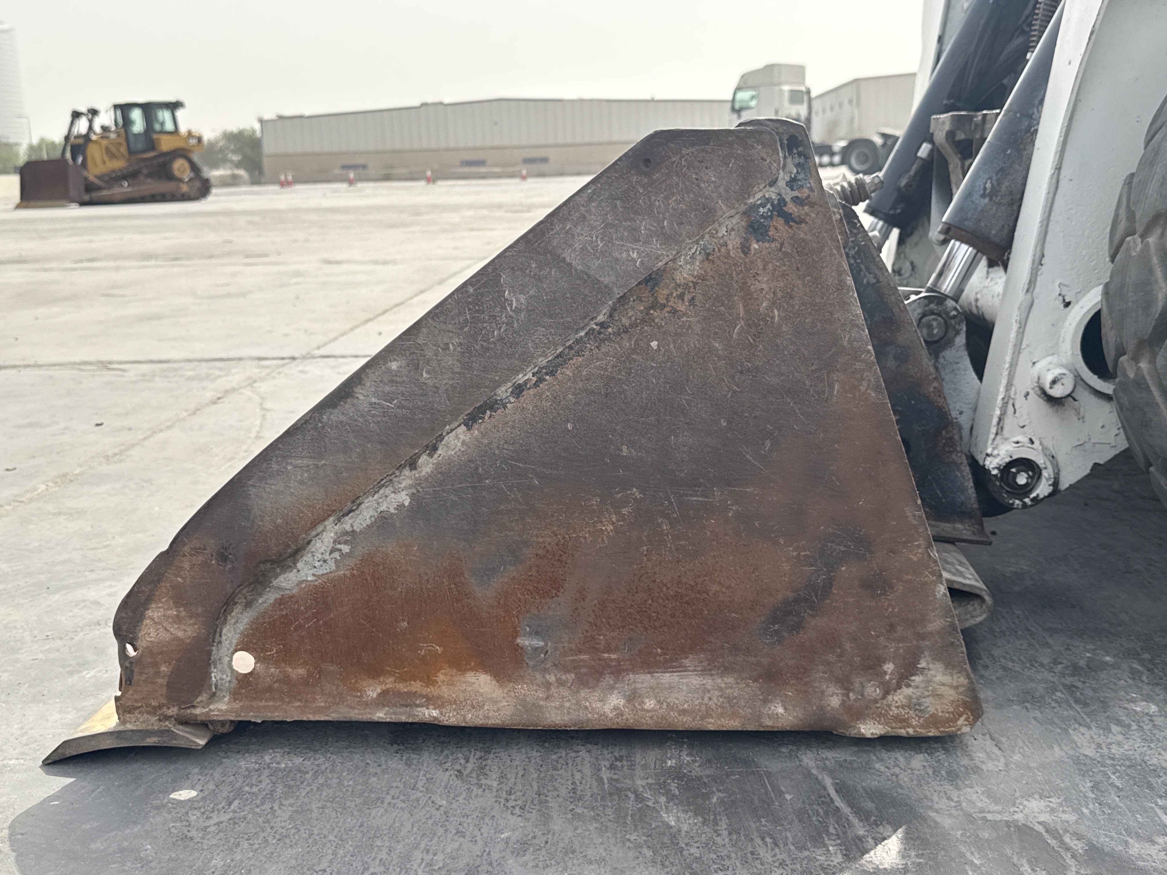 SSL-013-Bobcat-S510-Skid-steer-loaders-inspection-Attachment-Loader-bucket-condition-2