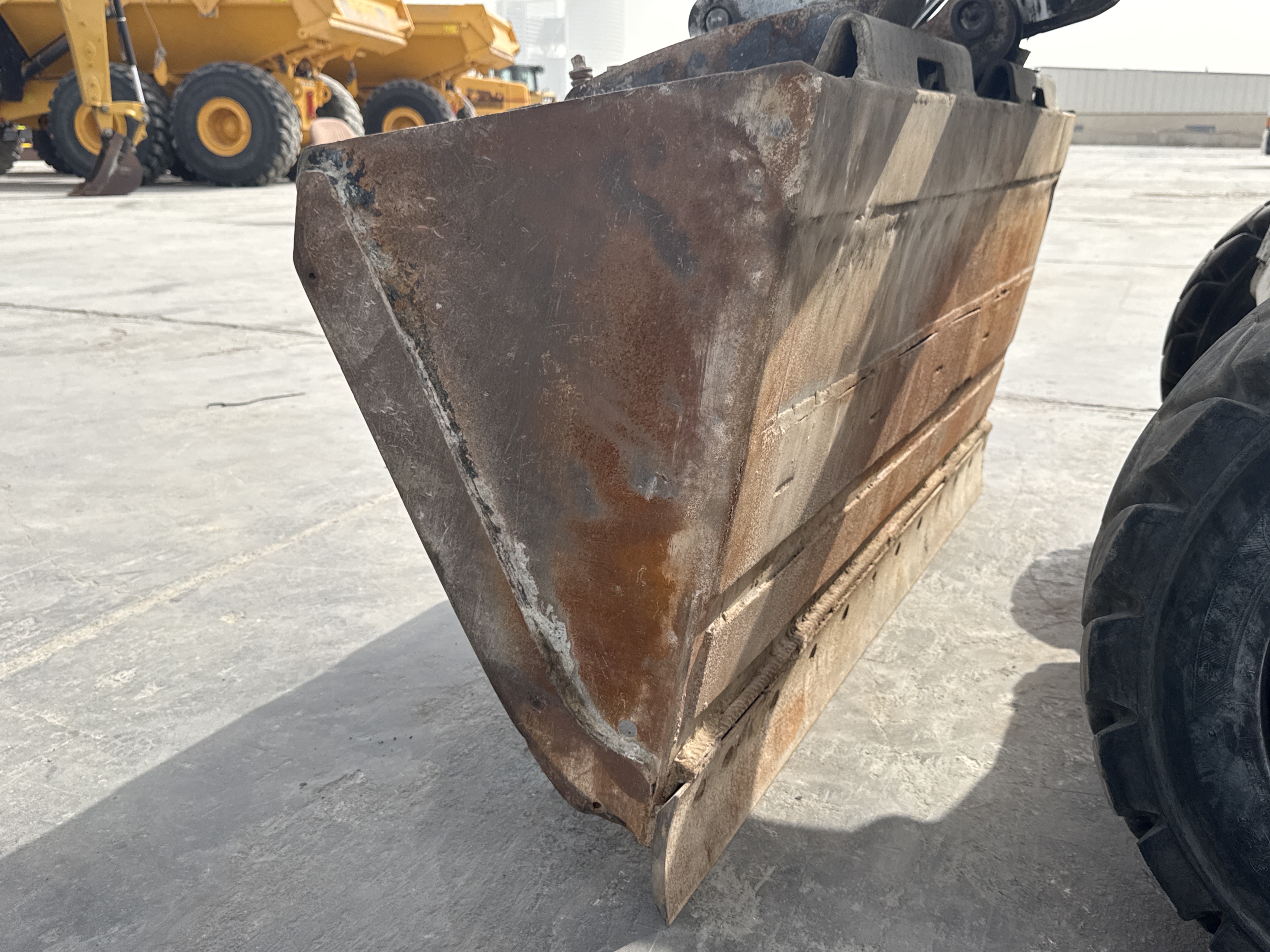 SSL-013-Bobcat-S510-Skid-steer-loaders-inspection-Attachment-Loader-bucket-condition-2