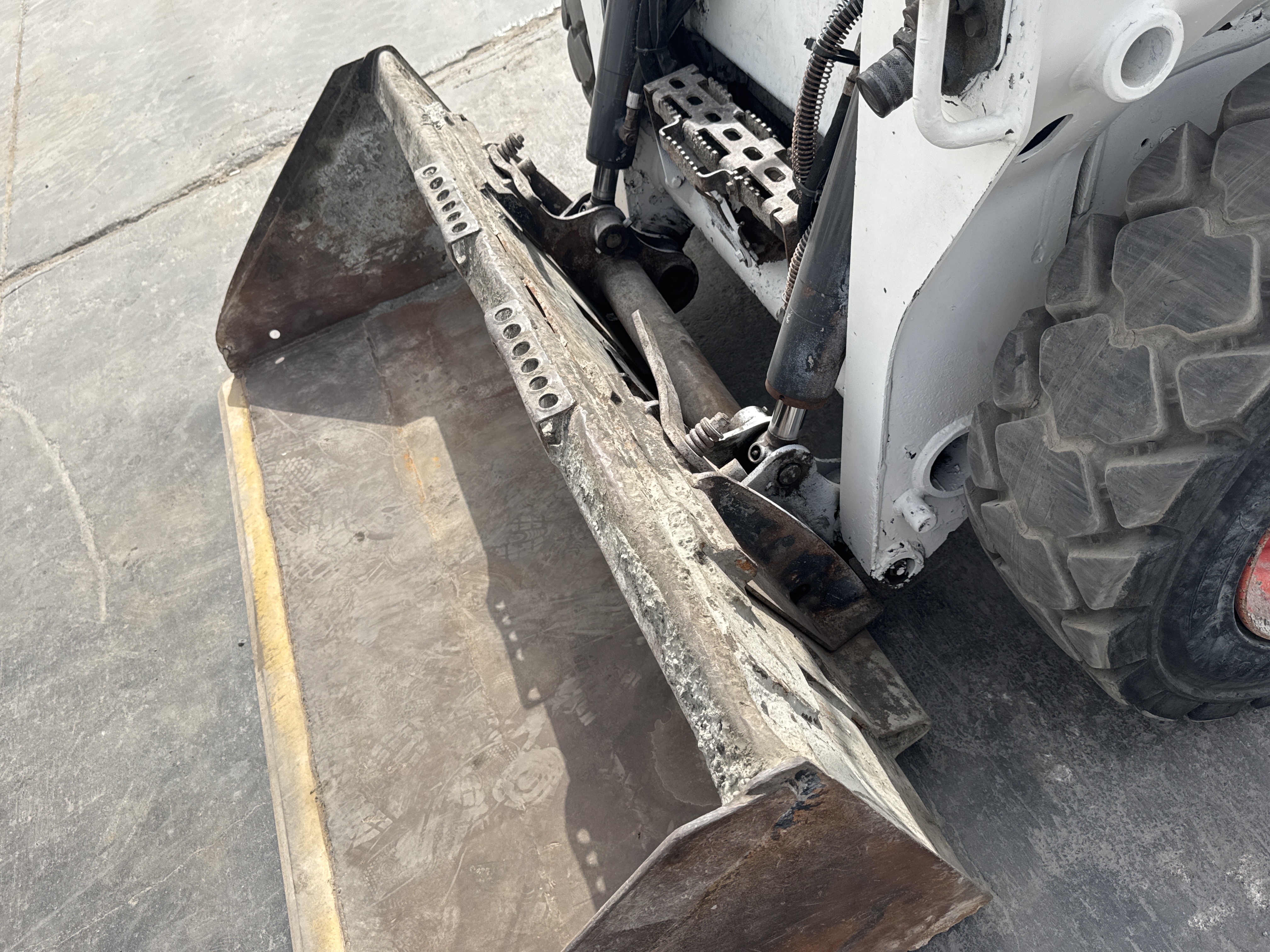 SSL-013-Bobcat-S510-Skid-steer-loaders-inspection-Attachment-Loader-bucket-condition-2