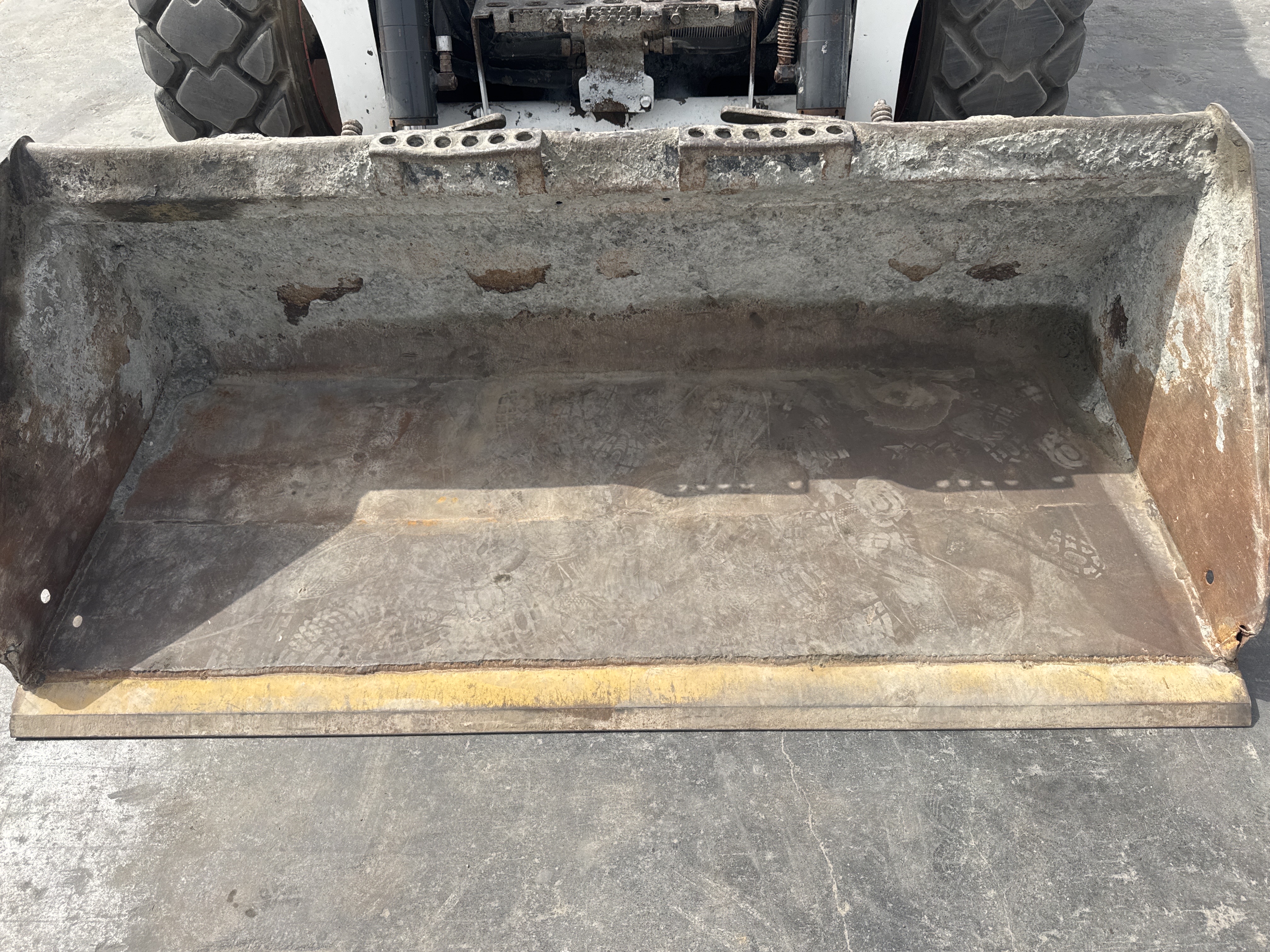 SSL-013-Bobcat-S510-Skid-steer-loaders-inspection-Attachment-Loader-bucket-cutting-edge/teeth-1
