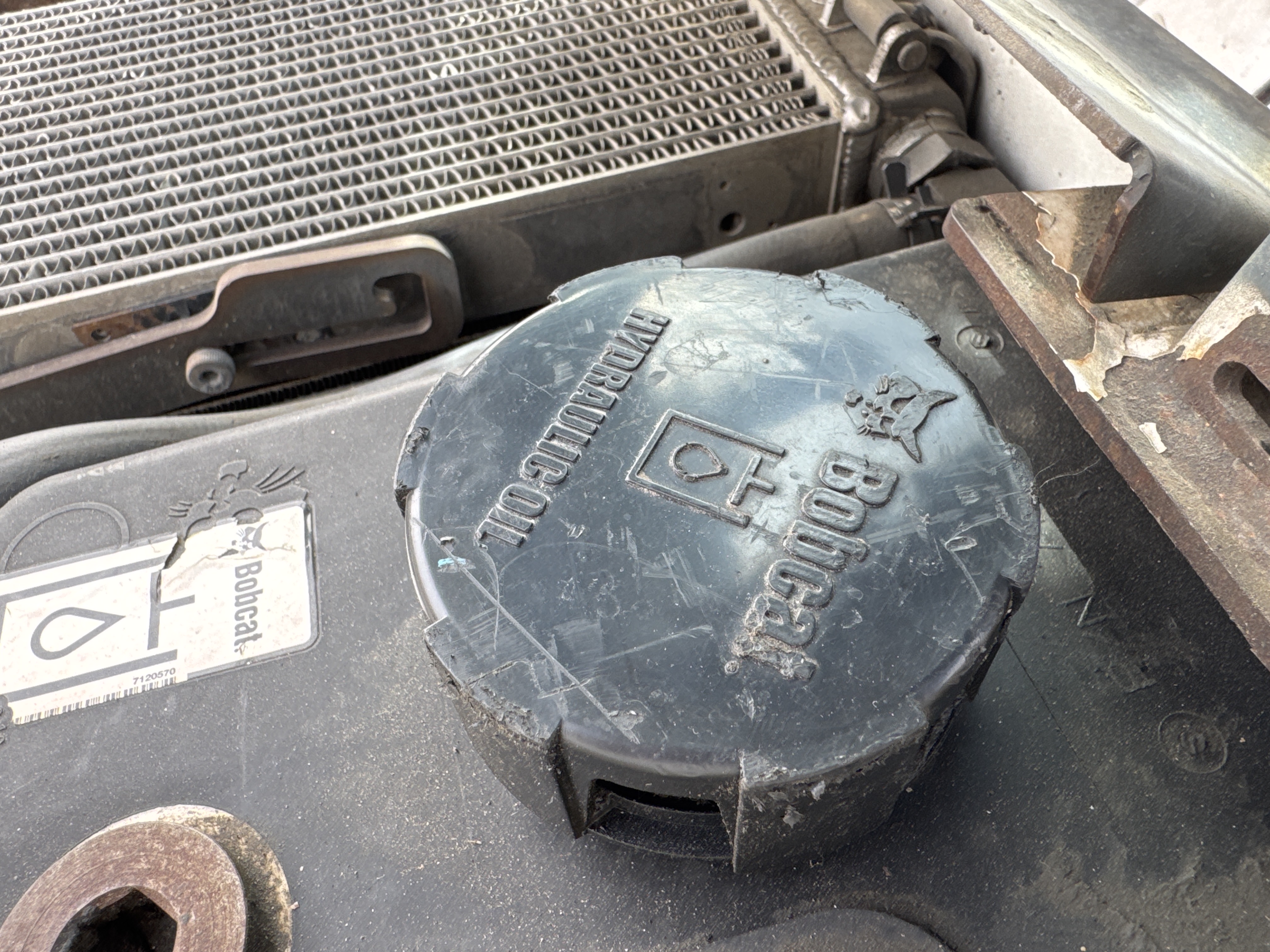 SSL-013-Bobcat-S510-Skid-steer-loaders-inspection-Hydraulics-Hydraulic-Tank-2