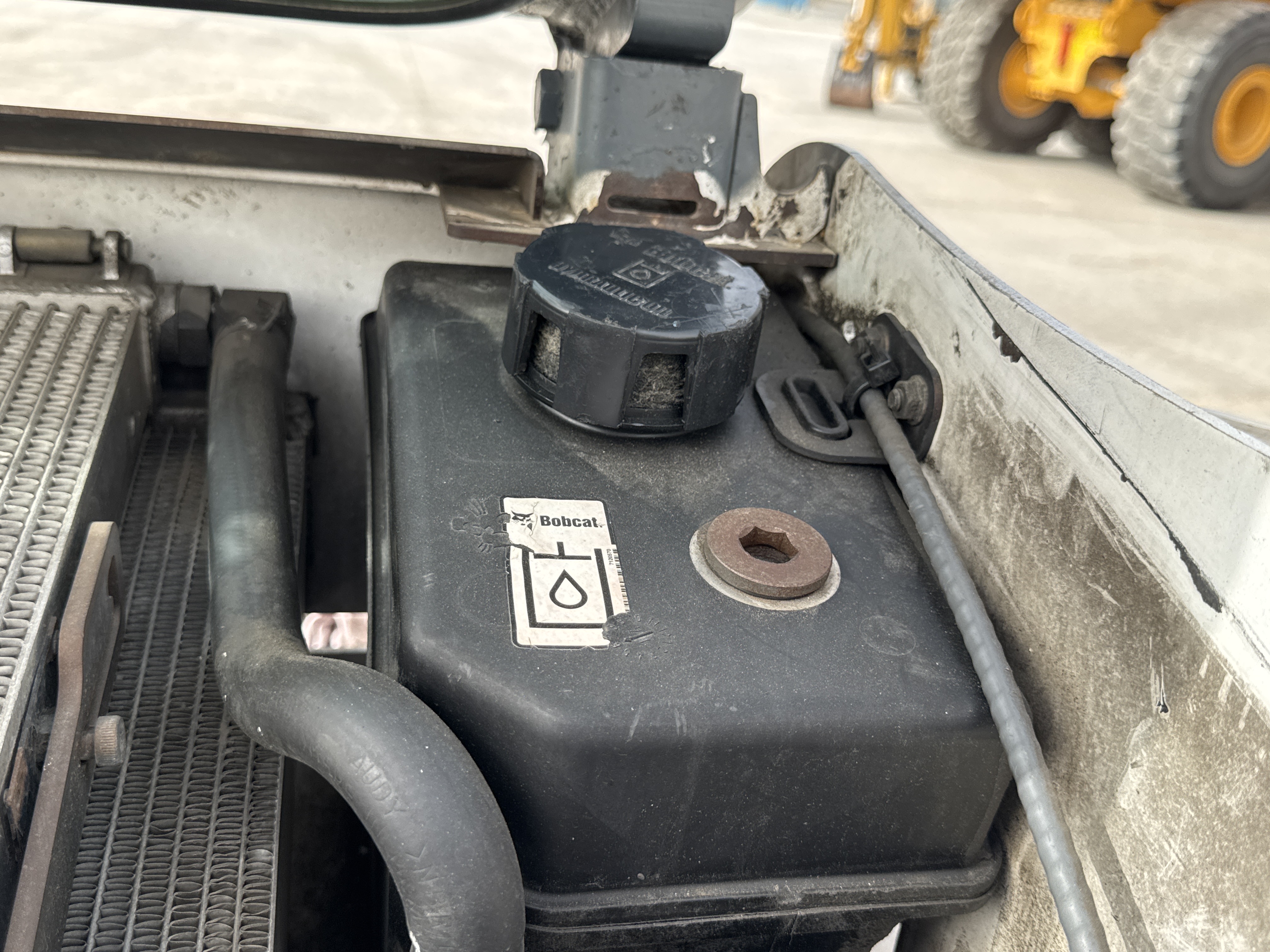 SSL-013-Bobcat-S510-Skid-steer-loaders-inspection-Hydraulics-Hydraulic-Tank-2