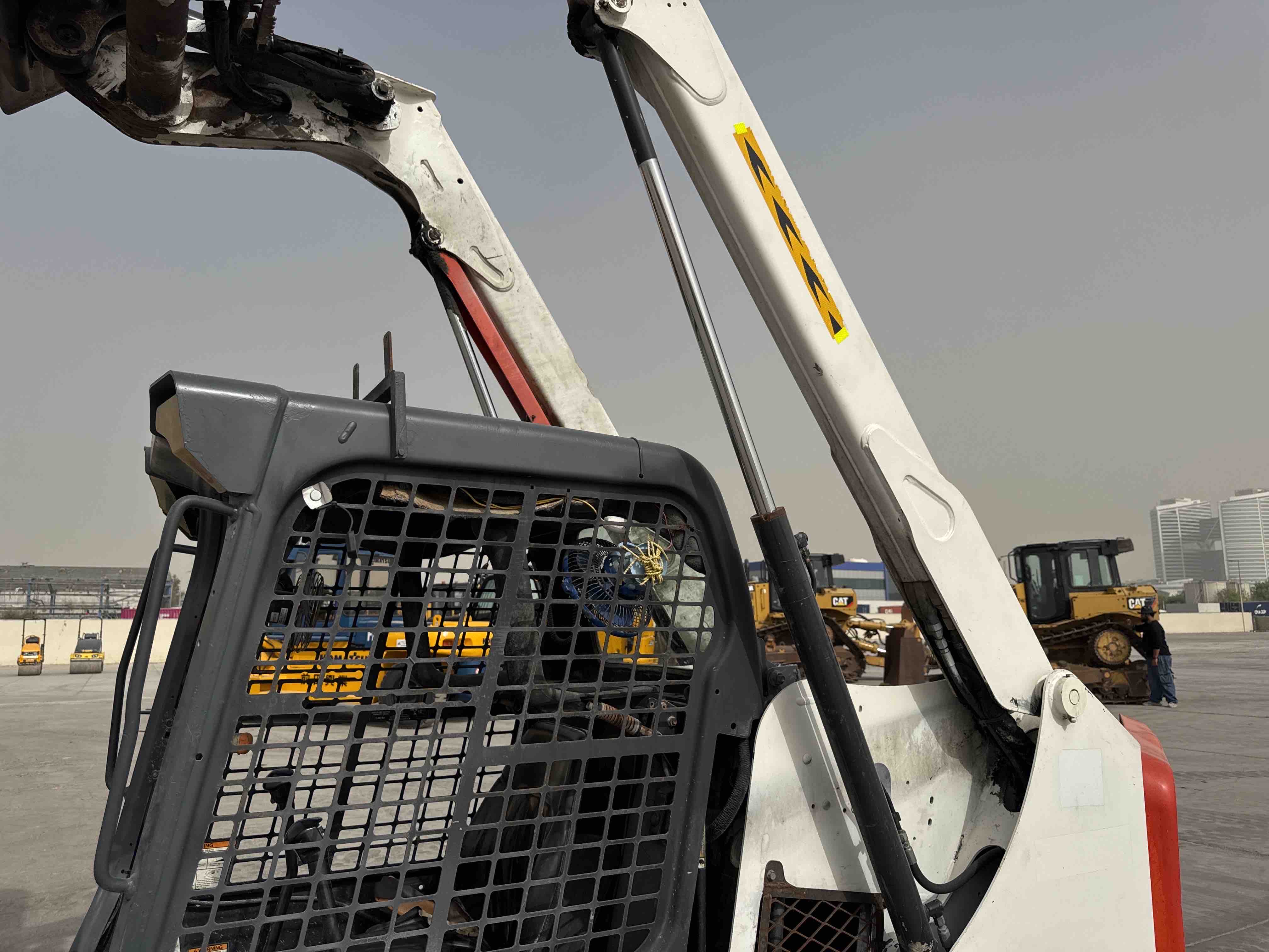 SSL-013-Bobcat-S510-Skid-steer-loaders-inspection-Hydraulics-Loader-lift-cylinder-2