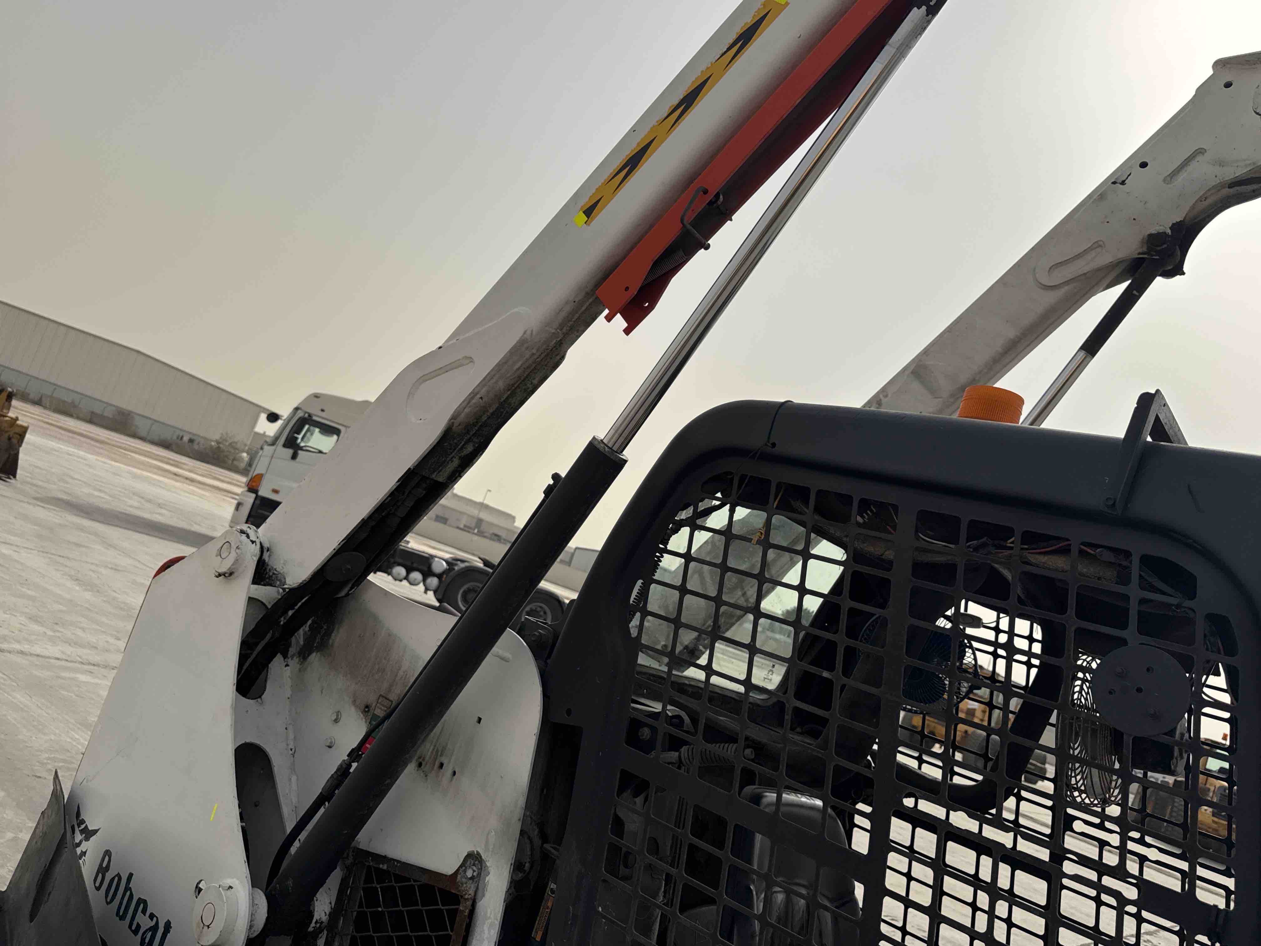 SSL-013-Bobcat-S510-Skid-steer-loaders-inspection-Hydraulics-Loader-lift-cylinder-2