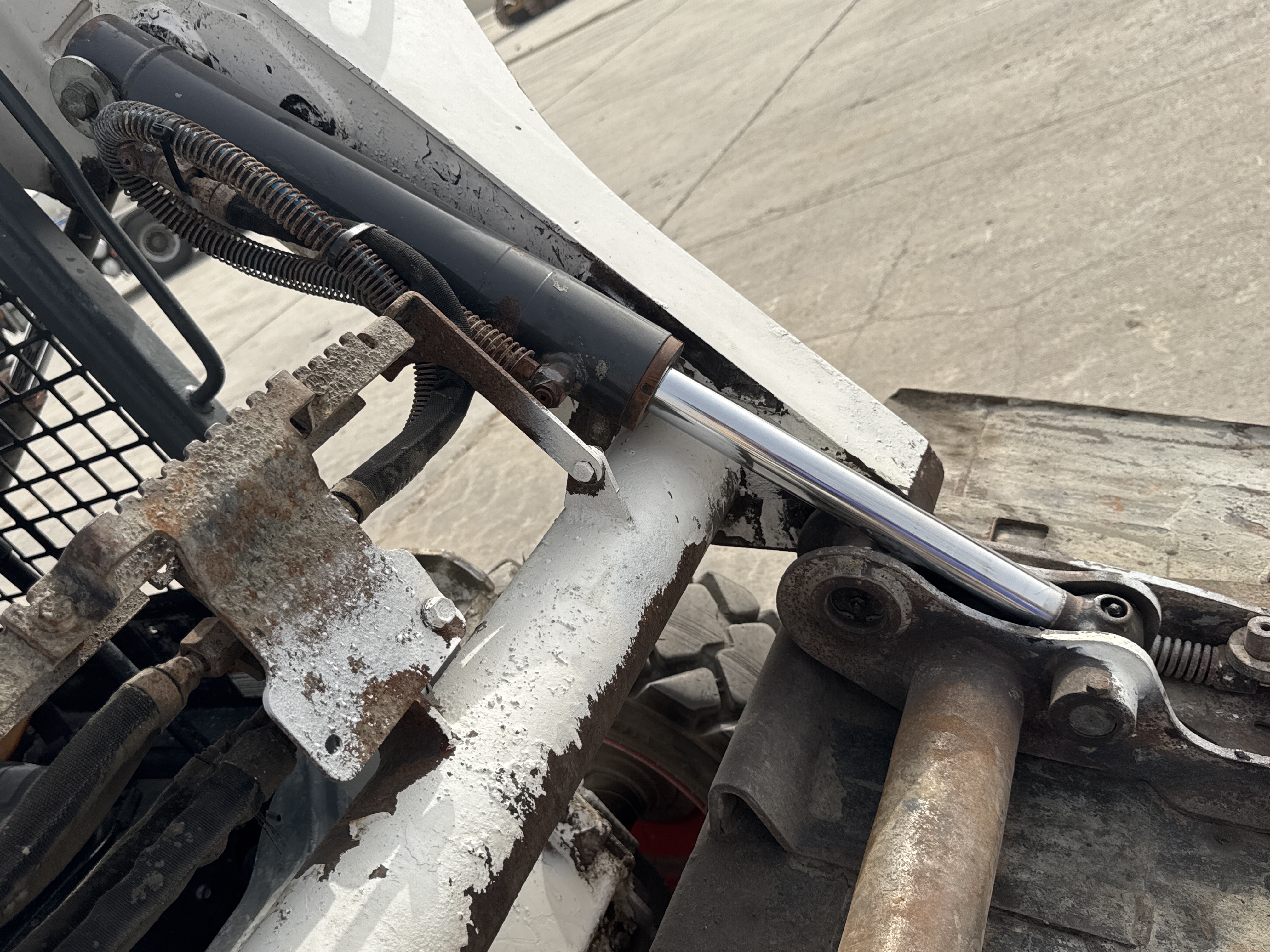 SSL-013-Bobcat-S510-Skid-steer-loaders-inspection-Hydraulics-Bucket-tilt-cylinders-1