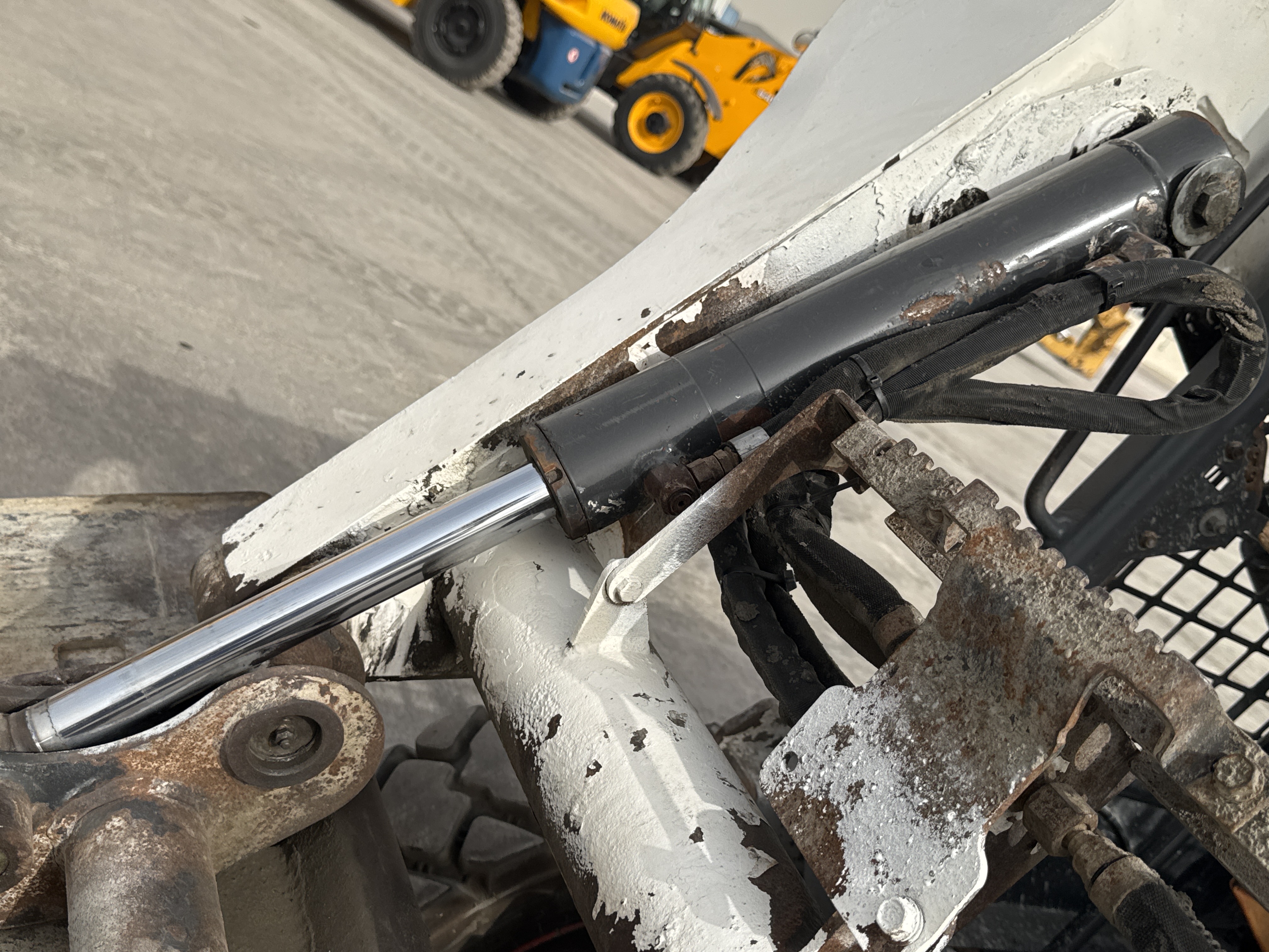 SSL-013-Bobcat-S510-Skid-steer-loaders-inspection-Hydraulics-Bucket-tilt-cylinders-3
