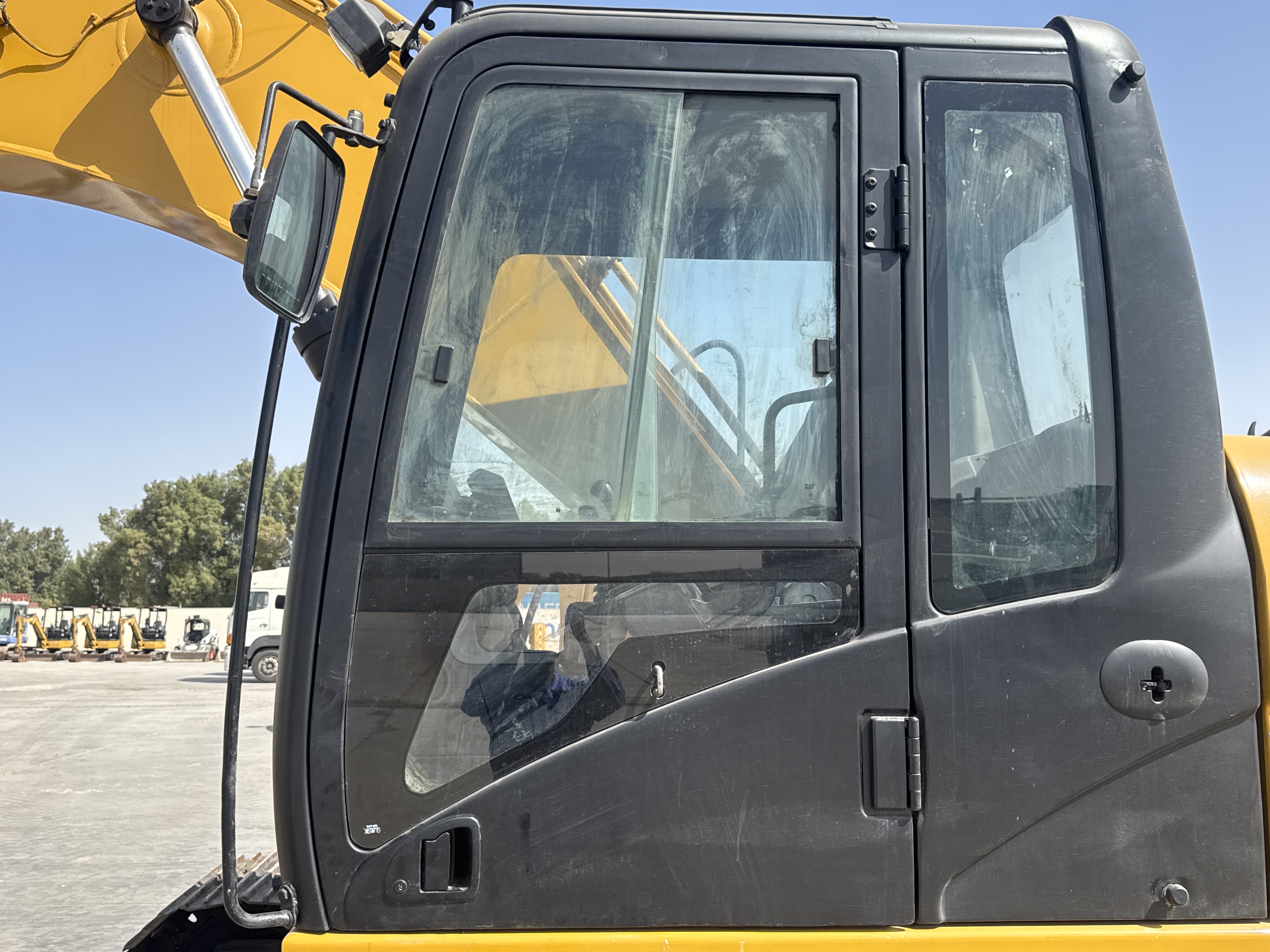 MDX-011-Cat-323D3-Medium-excavators-inspection-Structure-Doors-2