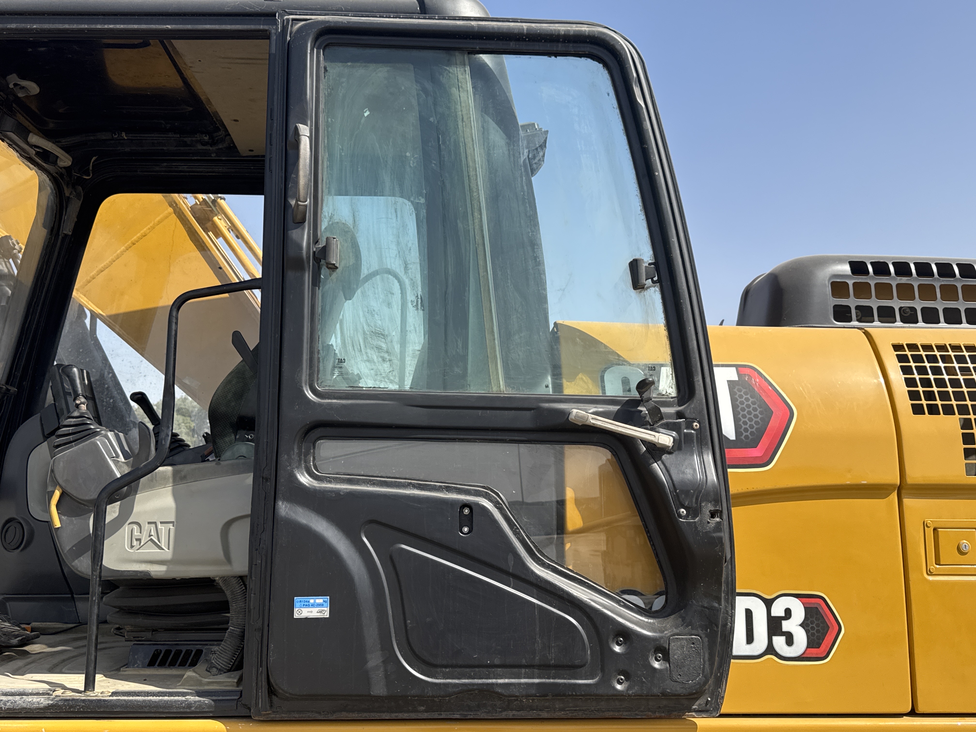 MDX-011-Cat-323D3-Medium-excavators-inspection-Structure-Doors-2