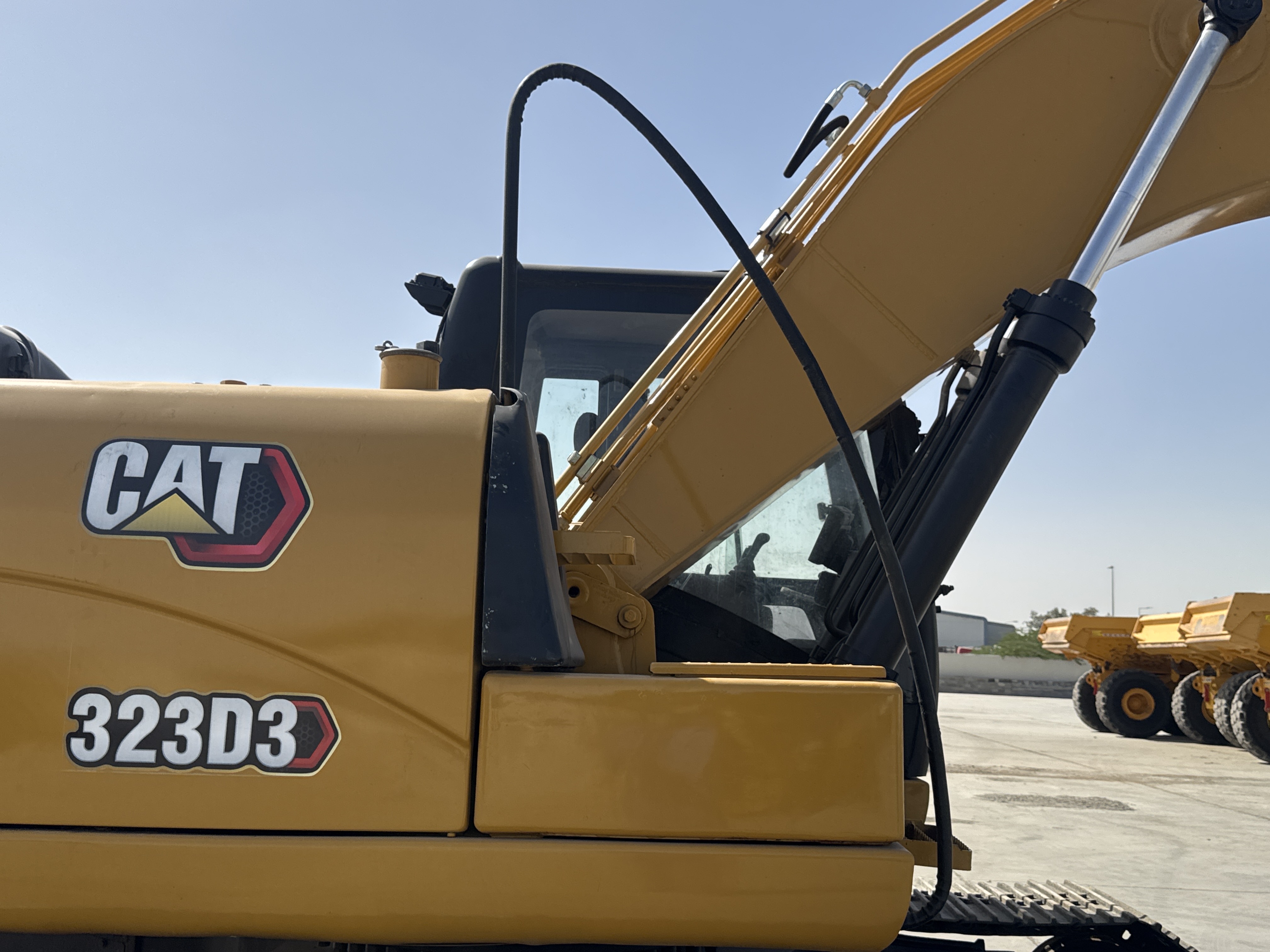 MDX-011-Cat-323D3-Medium-excavators-inspection-Structure-Handrails-2