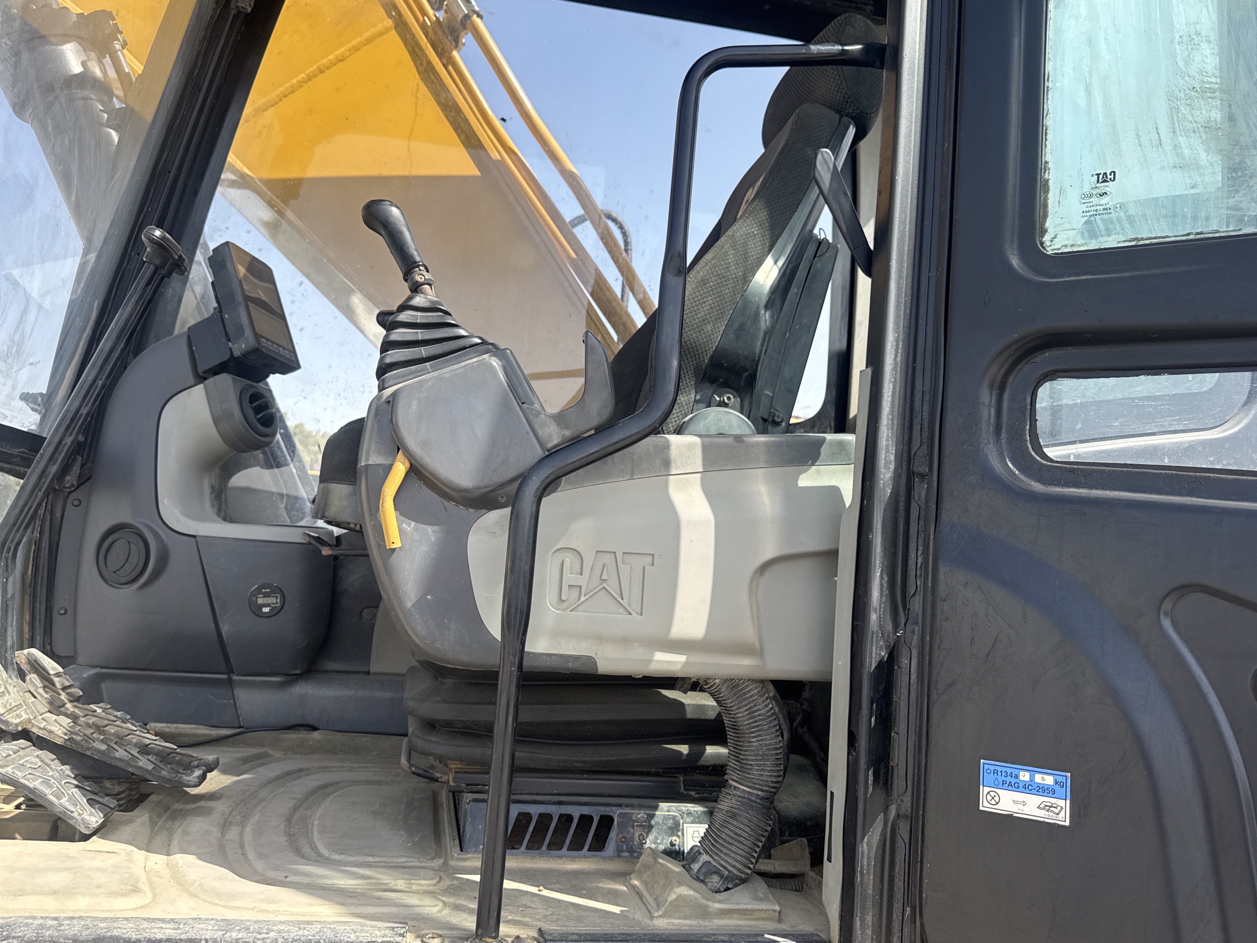 MDX-011-Cat-323D3-Medium-excavators-inspection-Structure-Handrails-2