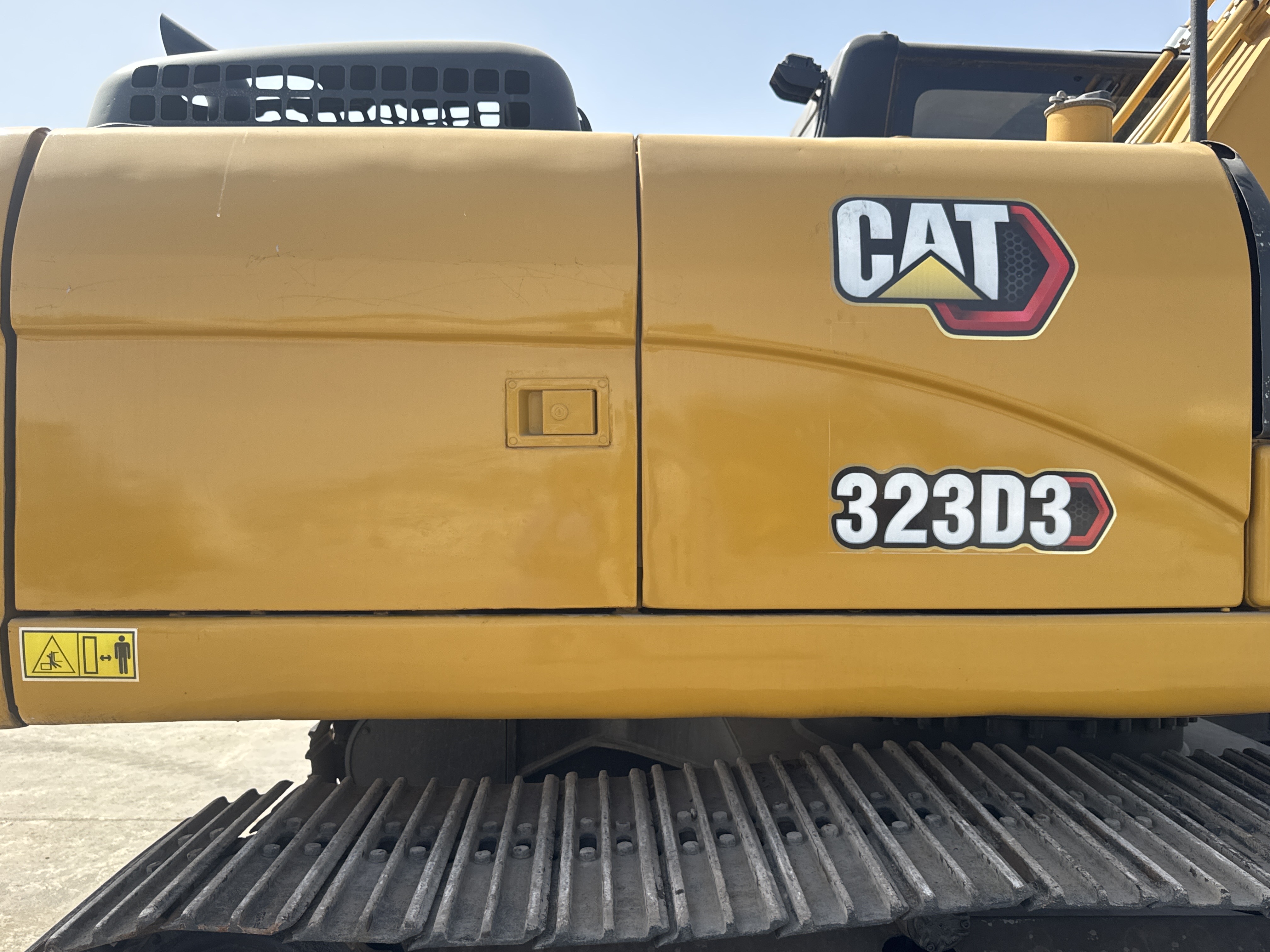 MDX-011-Cat-323D3-Medium-excavators-inspection-Structure-Sheet-metal-(fiberglass)-2