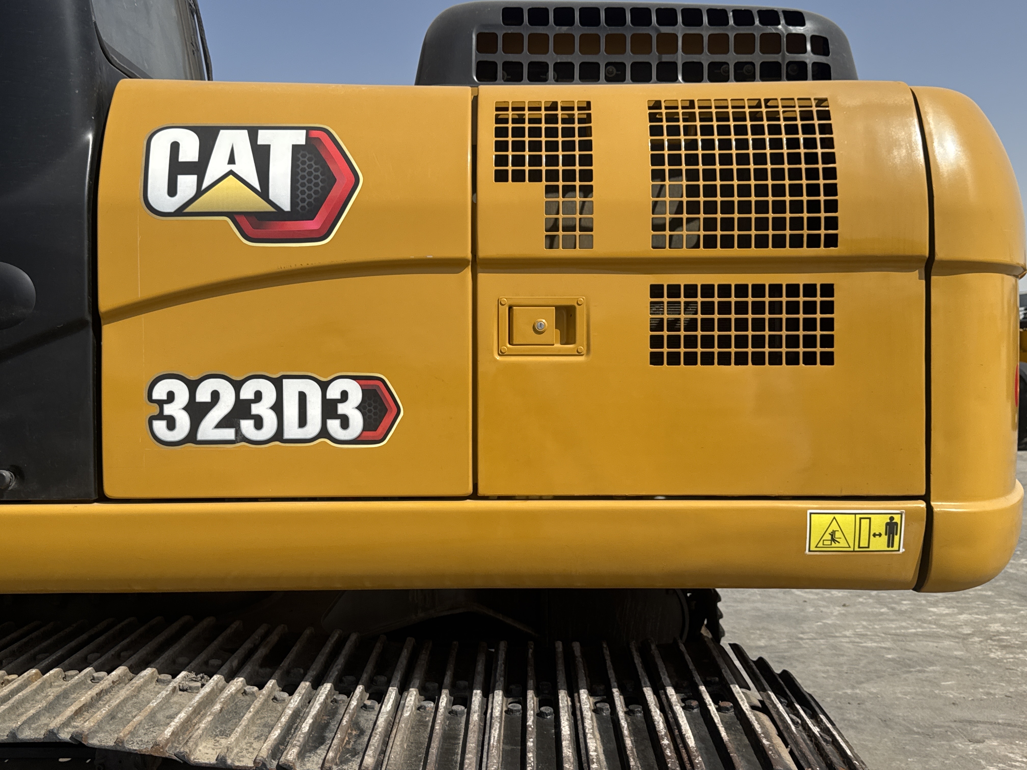 MDX-011-Cat-323D3-Medium-excavators-inspection-Structure-Sheet-metal-(fiberglass)-2